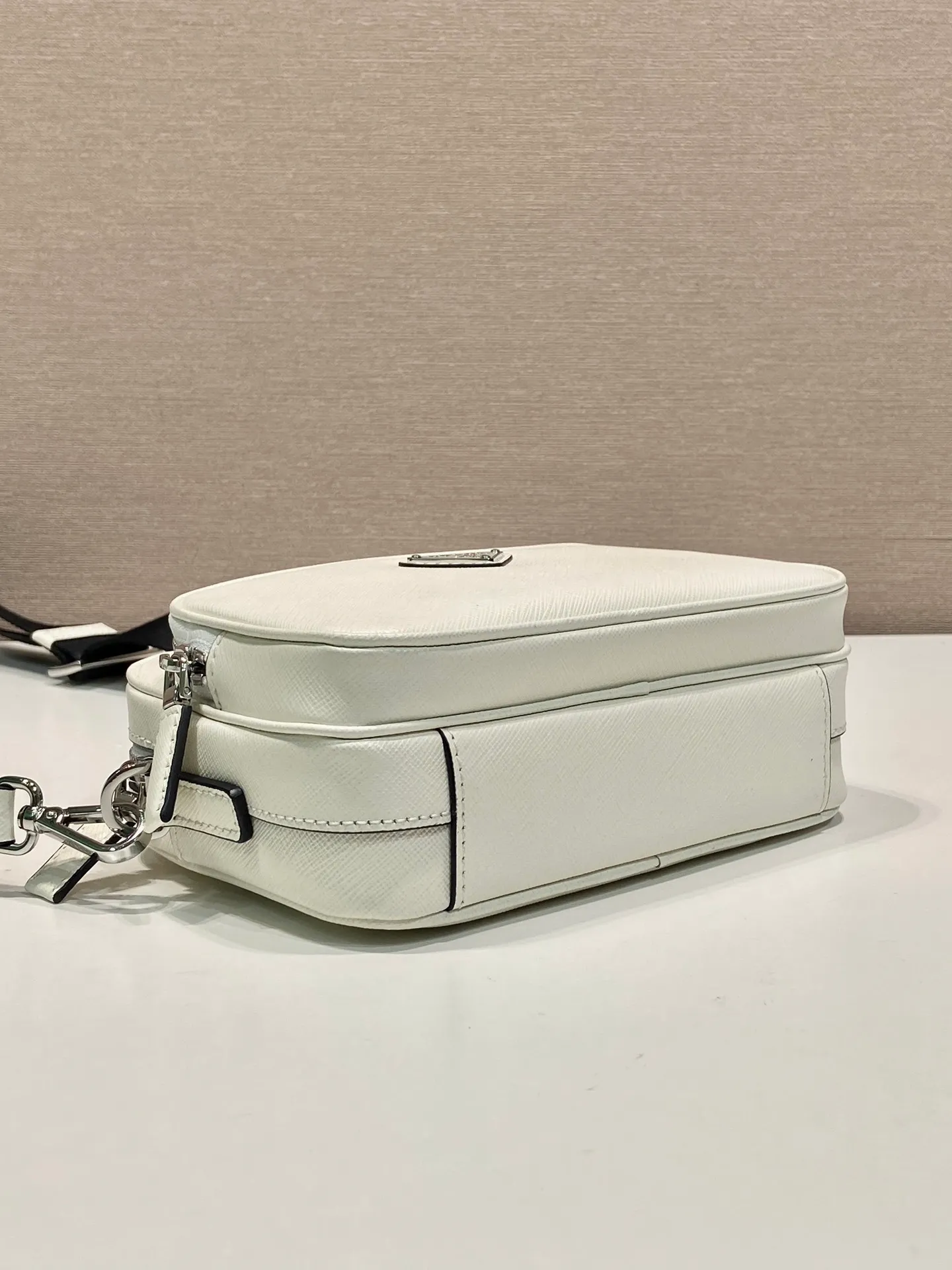 💰1640🎉New style🎉2VH170🎉🎉New color This shoulder bag is made of Saffiano leather, and its simple lines highlight a striking style. The iconic Saffiano leather material is synonymous with luxury and a status symbol of traditional Italian leather goods manufacturing craftsmanship. Equipped with a detachable leather pouch and enamel-coated triangle logo, and a detachable and adjustable nylon long shoulder strap, it is more simple and elegant. Get it now🎉🎉 Length 20x Height 13.5x Bottom 7cm🎉🎉🎉👏👏👏
