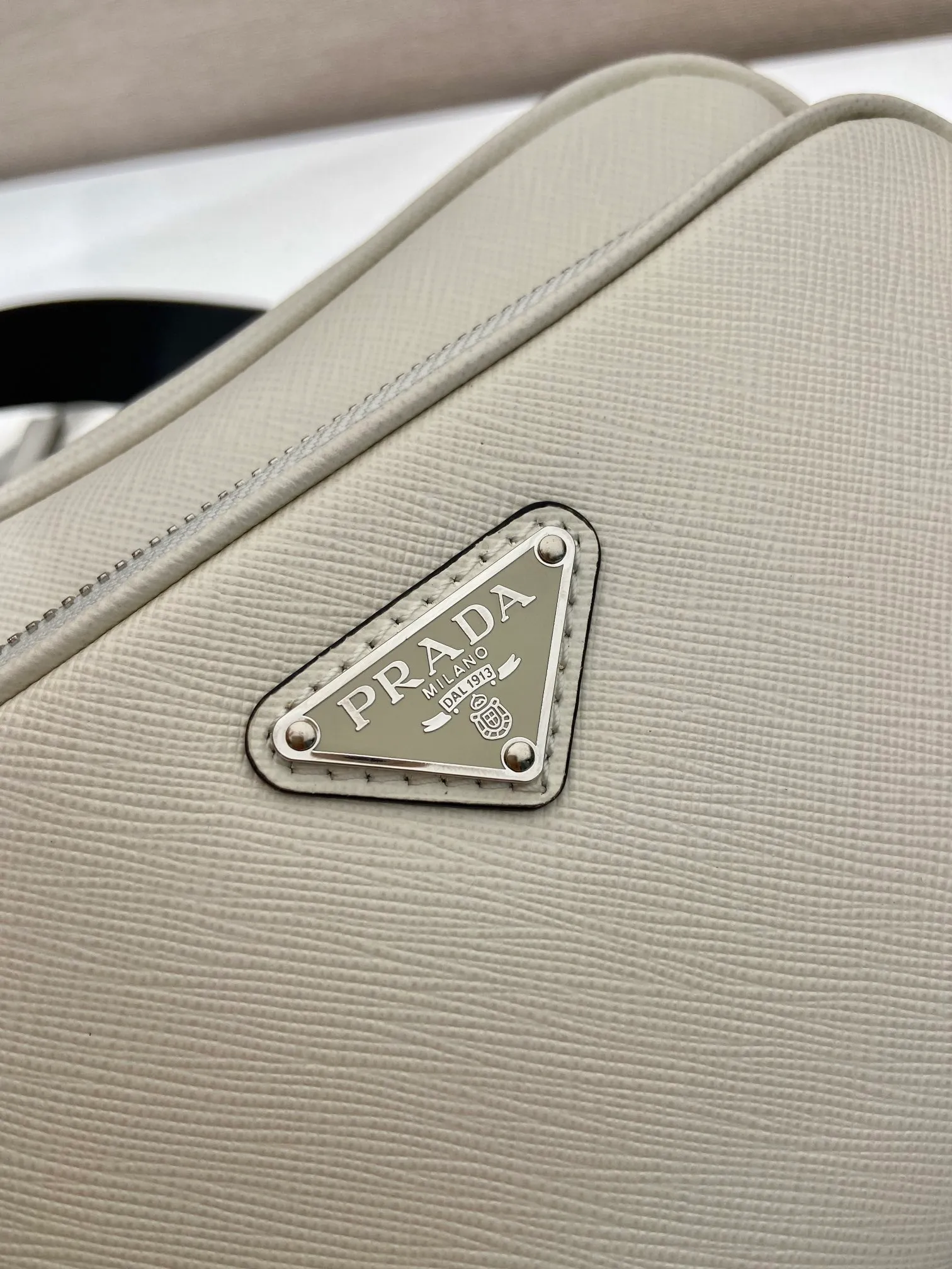 💰1640🎉New style🎉2VH170🎉🎉New color This shoulder bag is made of Saffiano leather, and its simple lines highlight a striking style. The iconic Saffiano leather material is synonymous with luxury and a status symbol of traditional Italian leather goods manufacturing craftsmanship. Equipped with a detachable leather pouch and enamel-coated triangle logo, and a detachable and adjustable nylon long shoulder strap, it is more simple and elegant. Get it now🎉🎉 Length 20x Height 13.5x Bottom 7cm🎉🎉🎉👏👏👏