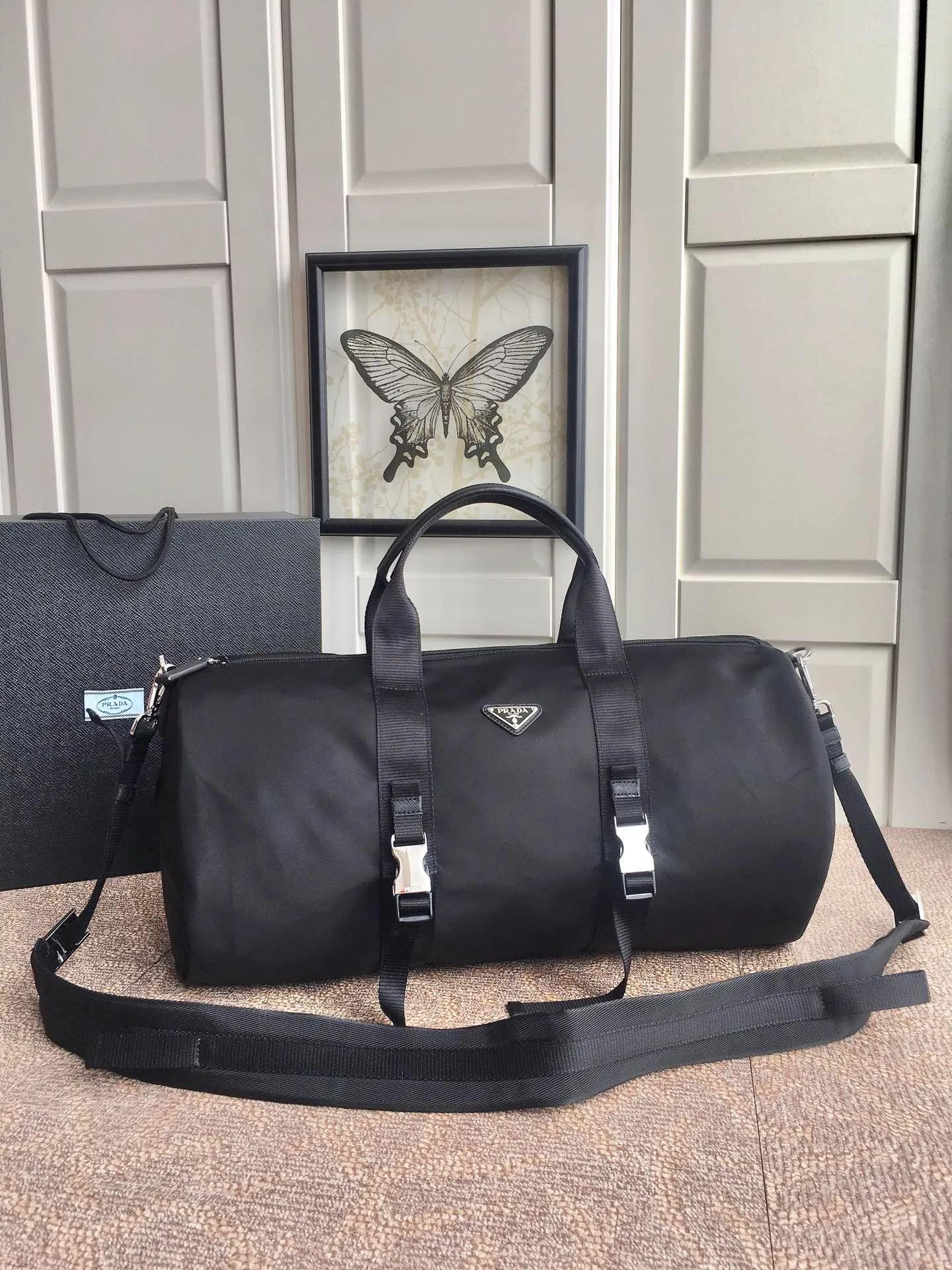 💰1260🔆New travel bag🔆2VC015🤙🤙Made of imported parachute fabric👏🏻👏🏻, top-grade hardware🤙🤙This unique travel bag is full of modern design, with curved sides and two zippered outer pockets, and the body of the bag is decorated with the iconic triangular metal logo. Lightweight and practical, a must-have for travel👏🏻👏🏻Length 50x Height 25x Bottom 25cm🤙🤙🤙
