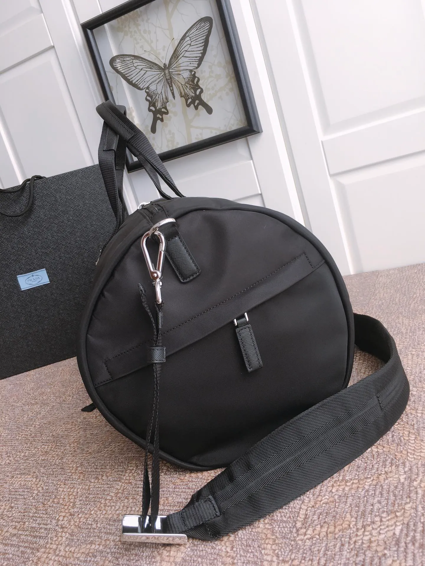 💰1260🔆New travel bag🔆2VC015🤙🤙Made of imported parachute fabric👏🏻👏🏻, top-grade hardware🤙🤙This unique travel bag is full of modern design, with curved sides and two zippered outer pockets, and the body of the bag is decorated with the iconic triangular metal logo. Lightweight and practical, a must-have for travel👏🏻👏🏻Length 50x Height 25x Bottom 25cm🤙🤙🤙
