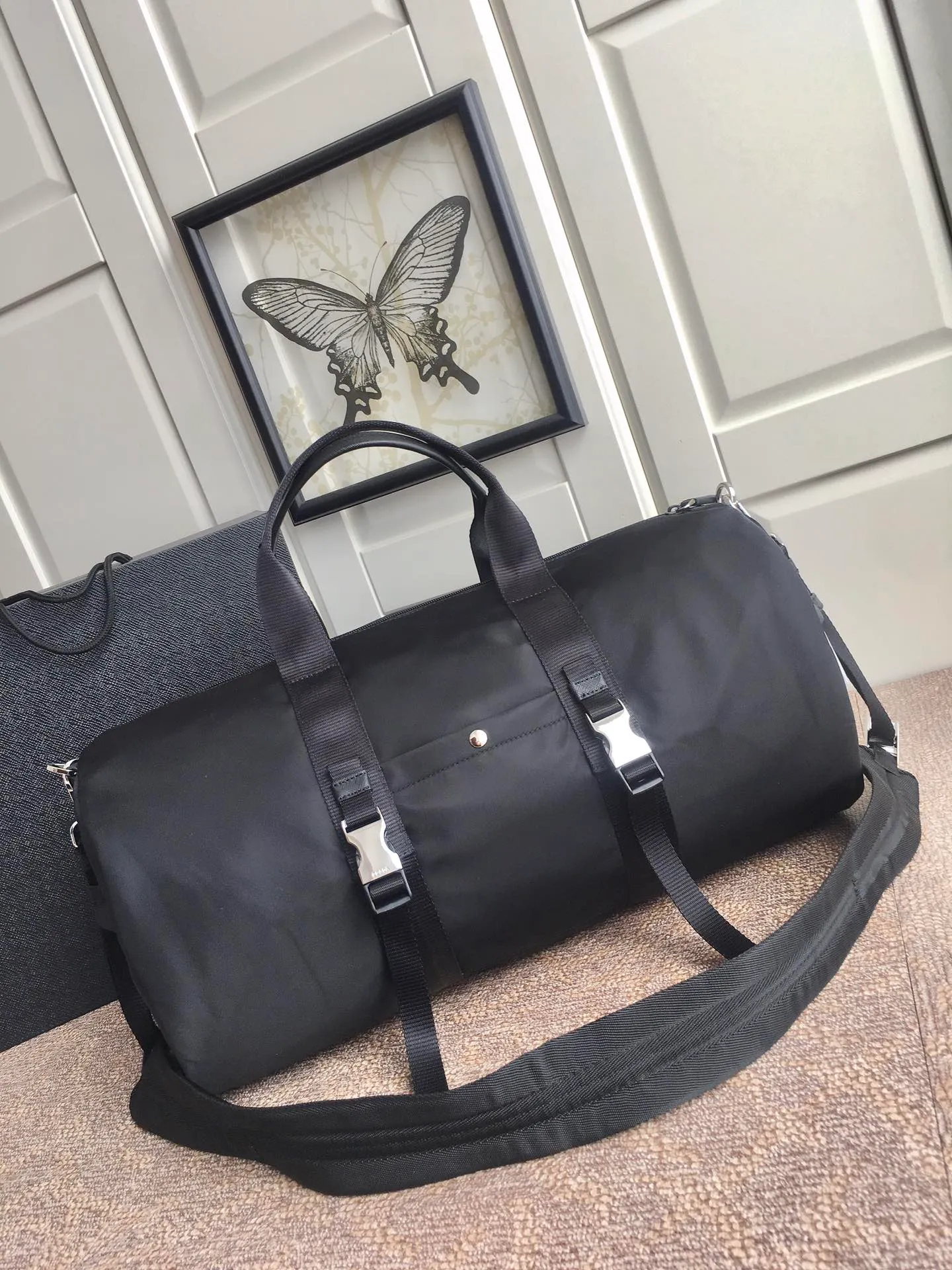 💰1260🔆New travel bag🔆2VC015🤙🤙Made of imported parachute fabric👏🏻👏🏻, top-grade hardware🤙🤙This unique travel bag is full of modern design, with curved sides and two zippered outer pockets, and the body of the bag is decorated with the iconic triangular metal logo. Lightweight and practical, a must-have for travel👏🏻👏🏻Length 50x Height 25x Bottom 25cm🤙🤙🤙