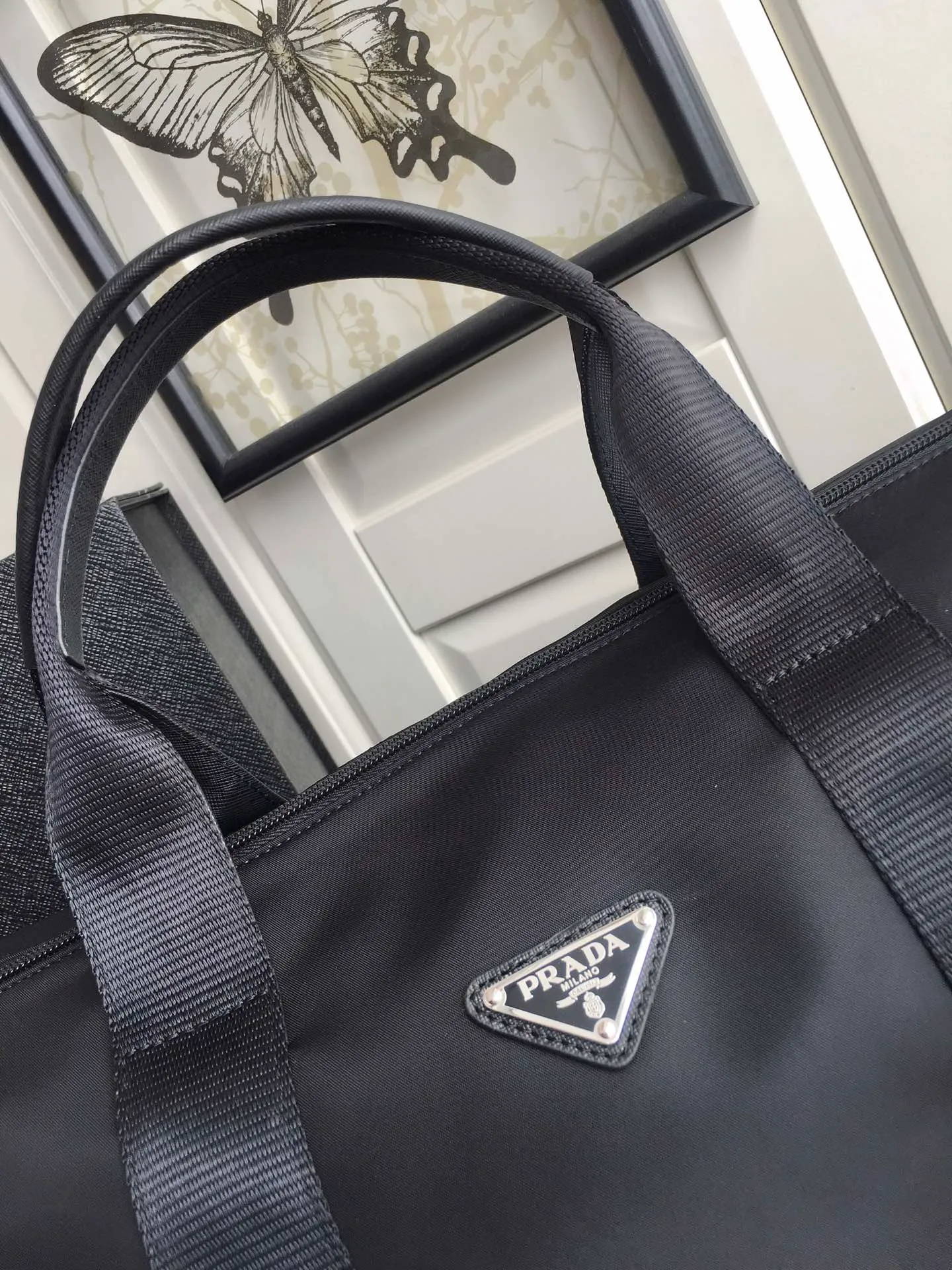 💰1260🔆New travel bag🔆2VC015🤙🤙Made of imported parachute fabric👏🏻👏🏻, top-grade hardware🤙🤙This unique travel bag is full of modern design, with curved sides and two zippered outer pockets, and the body of the bag is decorated with the iconic triangular metal logo. Lightweight and practical, a must-have for travel👏🏻👏🏻Length 50x Height 25x Bottom 25cm🤙🤙🤙
