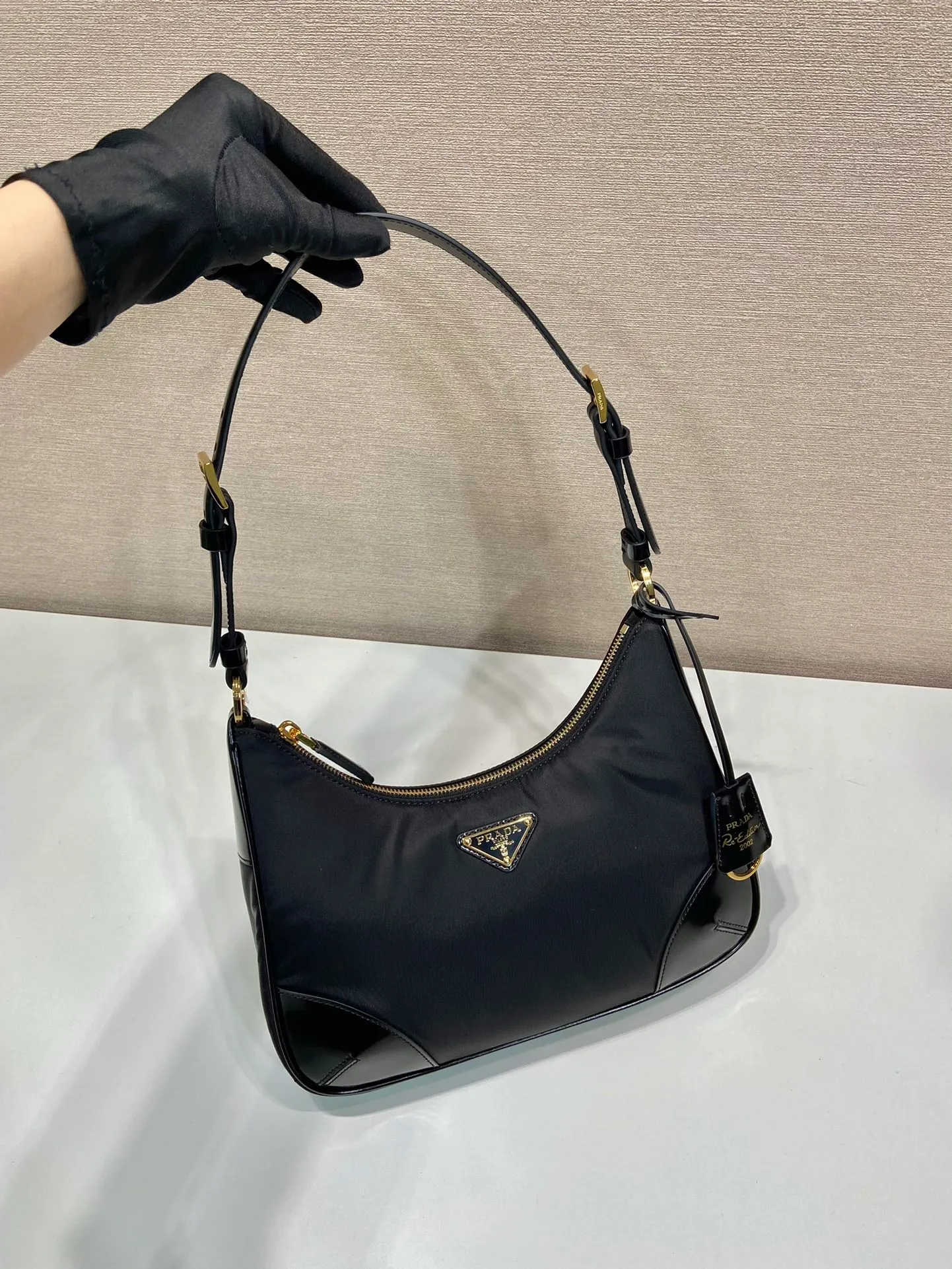 💰1120🎉New armpit bag🎉1BC214, nylon and glossy leather🎉🎉 This simple handbag is made of nylon fabric/shiny cowhide, showing a modern and versatile charm. The curved body design and metal accessories add to the bright style. The upper body effect is very cool/fashionable. It is also a popular style that will never go out of style🎉Babies, hurry up and get it🎉 Length 27x Height 21.5x Bottom 7cm🎉🎉🎉🍊🍊🍊