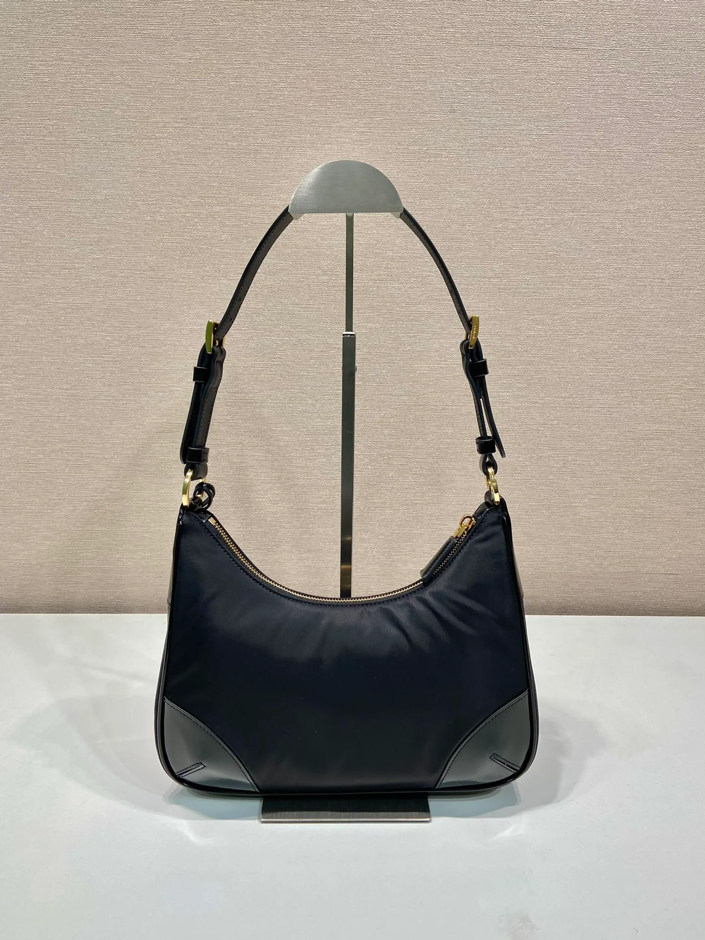💰1120🎉New armpit bag🎉1BC214, nylon and glossy leather🎉🎉 This simple handbag is made of nylon fabric/shiny cowhide, showing a modern and versatile charm. The curved body design and metal accessories add to the bright style. The upper body effect is very cool/fashionable. It is also a popular style that will never go out of style🎉Babies, hurry up and get it🎉 Length 27x Height 21.5x Bottom 7cm🎉🎉🎉🍊🍊🍊