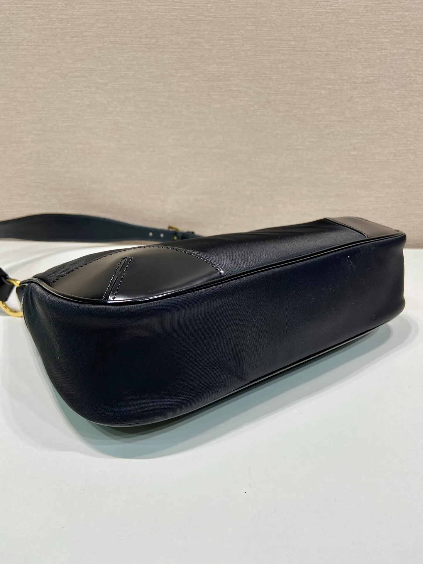 💰1120🎉New armpit bag🎉1BC214, nylon and glossy leather🎉🎉 This simple handbag is made of nylon fabric/shiny cowhide, showing a modern and versatile charm. The curved body design and metal accessories add to the bright style. The upper body effect is very cool/fashionable. It is also a popular style that will never go out of style🎉Babies, hurry up and get it🎉 Length 27x Height 21.5x Bottom 7cm🎉🎉🎉🍊🍊🍊