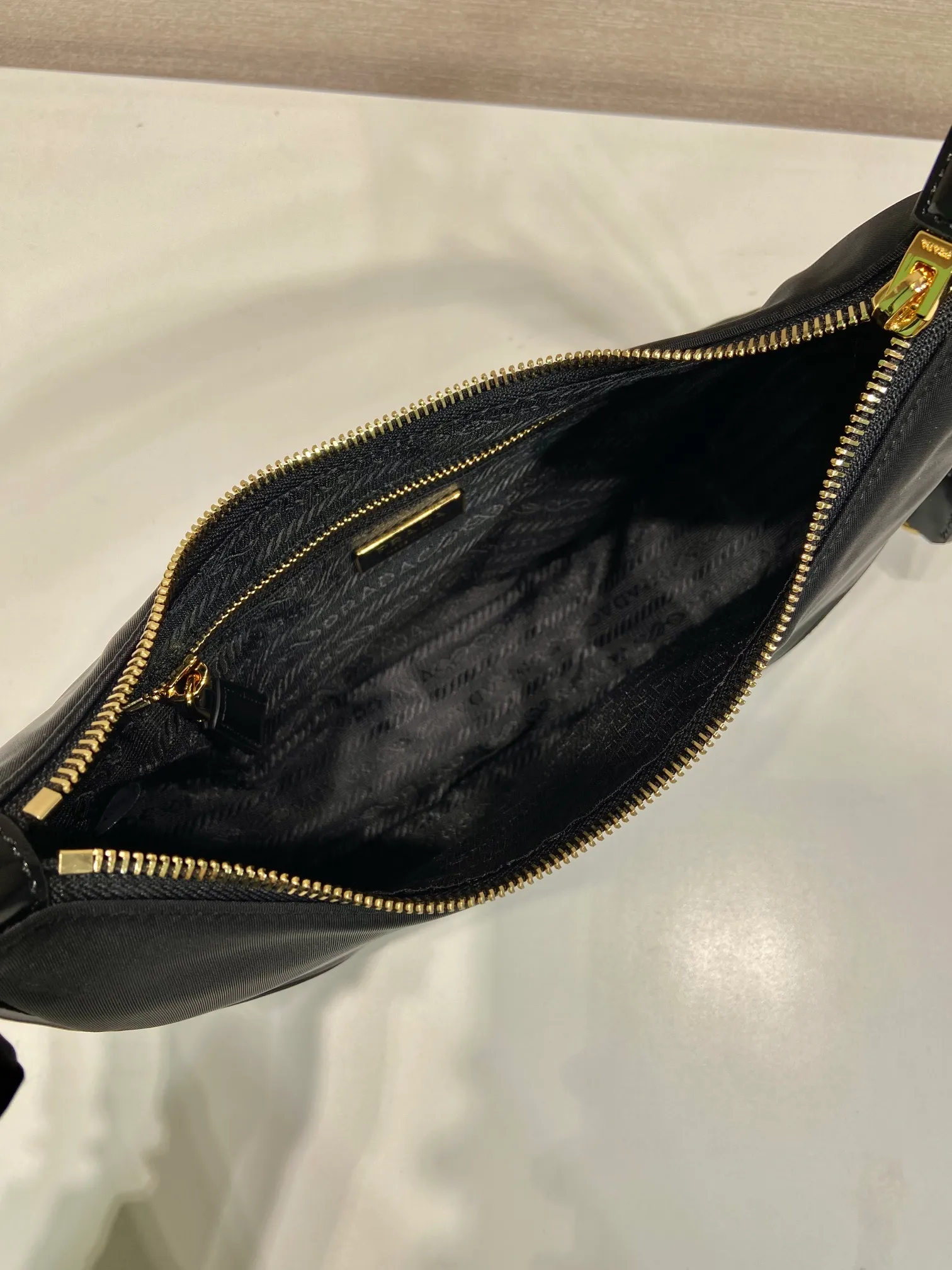 💰1120🎉New armpit bag🎉1BC214, nylon and glossy leather🎉🎉 This simple handbag is made of nylon fabric/shiny cowhide, showing a modern and versatile charm. The curved body design and metal accessories add to the bright style. The upper body effect is very cool/fashionable. It is also a popular style that will never go out of style🎉Babies, hurry up and get it🎉 Length 27x Height 21.5x Bottom 7cm🎉🎉🎉🍊🍊🍊