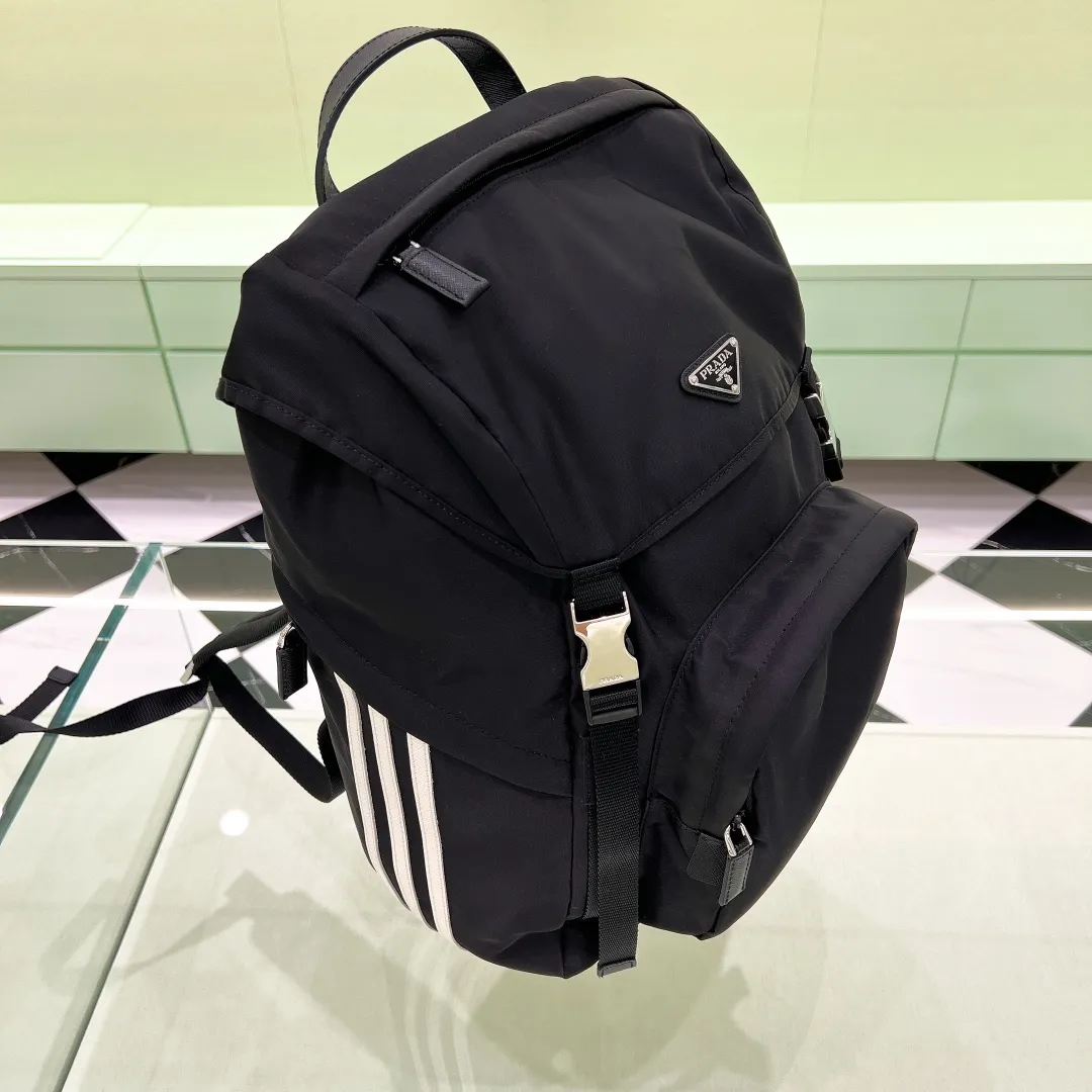 💰1420✨New product launch✨New product Prad@✖️Adid@s co-branded series backpack 2VZ135 Imported parachute nylon fabric Triangle logo on the front Classic three-stripe cowhide accessories on the side Clover➕Recycled nylon logo on the side Adjustable nylon shoulder straps with flip-up buckle and internal drawstring closure Perfect details on the back padding 😘With OEM code A must-have for fashionable casual fashionistas The latest trendy must-have series for men size: 17-27-45cm
