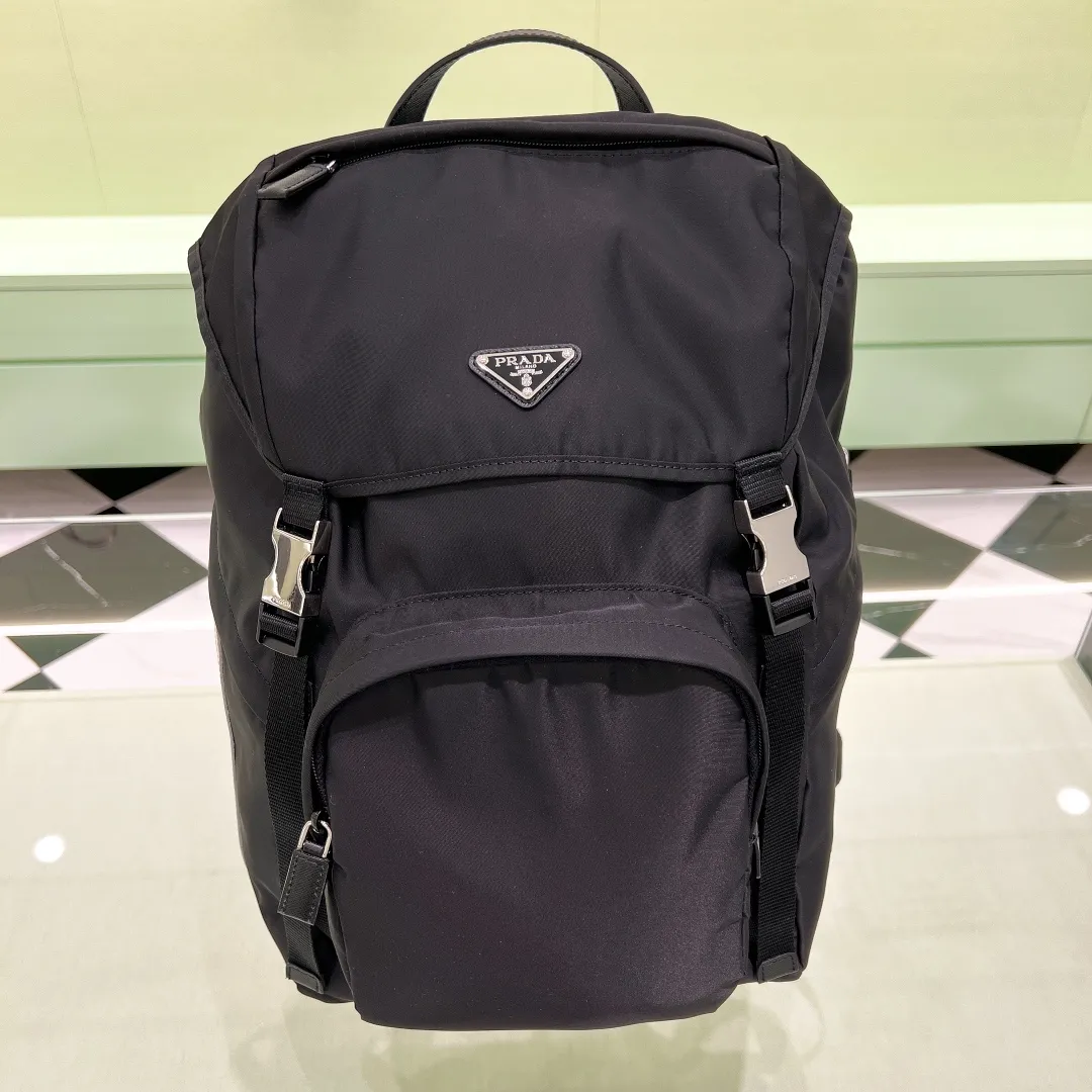 💰1420✨New product launch✨New product Prad@✖️Adid@s co-branded series backpack 2VZ135 Imported parachute nylon fabric Triangle logo on the front Classic three-stripe cowhide accessories on the side Clover➕Recycled nylon logo on the side Adjustable nylon shoulder straps with flip-up buckle and internal drawstring closure Perfect details on the back padding 😘With OEM code A must-have for fashionable casual fashionistas The latest trendy must-have series for men size: 17-27-45cm