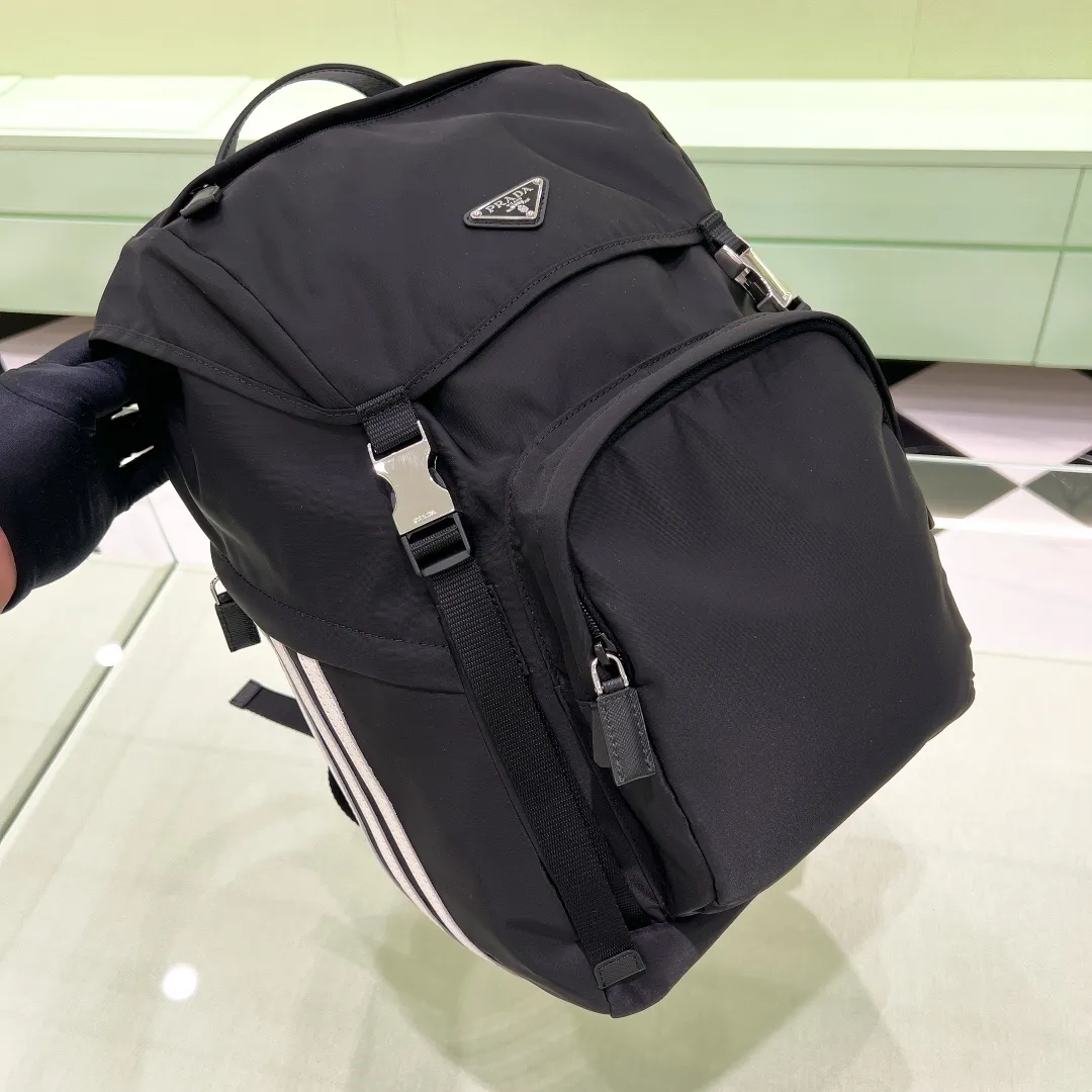 💰1420✨New product launch✨New product Prad@✖️Adid@s co-branded series backpack 2VZ135 Imported parachute nylon fabric Triangle logo on the front Classic three-stripe cowhide accessories on the side Clover➕Recycled nylon logo on the side Adjustable nylon shoulder straps with flip-up buckle and internal drawstring closure Perfect details on the back padding 😘With OEM code A must-have for fashionable casual fashionistas The latest trendy must-have series for men size: 17-27-45cm