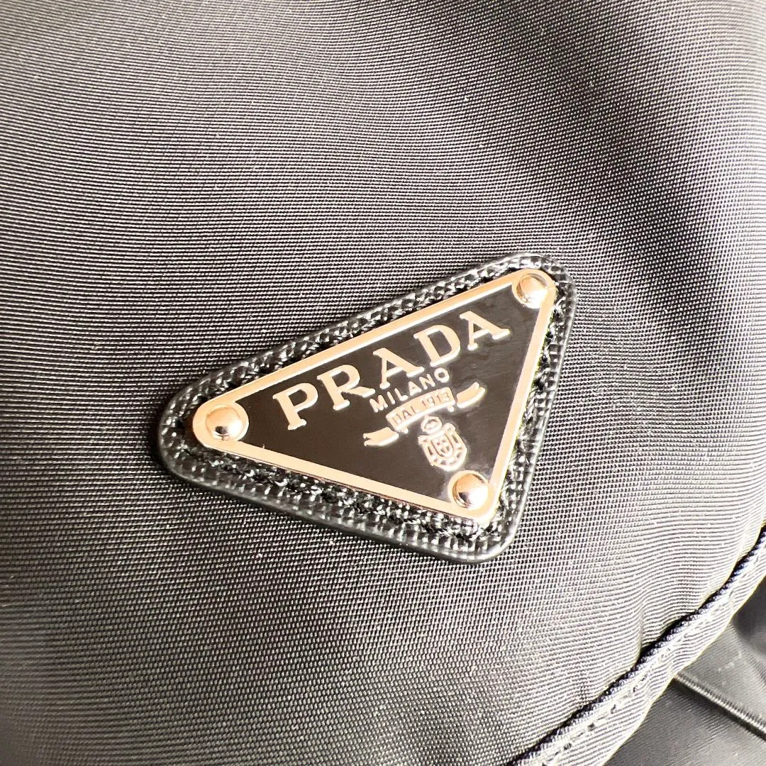 💰1420✨New product launch✨New product Prad@✖️Adid@s co-branded series backpack 2VZ135 Imported parachute nylon fabric Triangle logo on the front Classic three-stripe cowhide accessories on the side Clover➕Recycled nylon logo on the side Adjustable nylon shoulder straps with flip-up buckle and internal drawstring closure Perfect details on the back padding 😘With OEM code A must-have for fashionable casual fashionistas The latest trendy must-have series for men size: 17-27-45cm