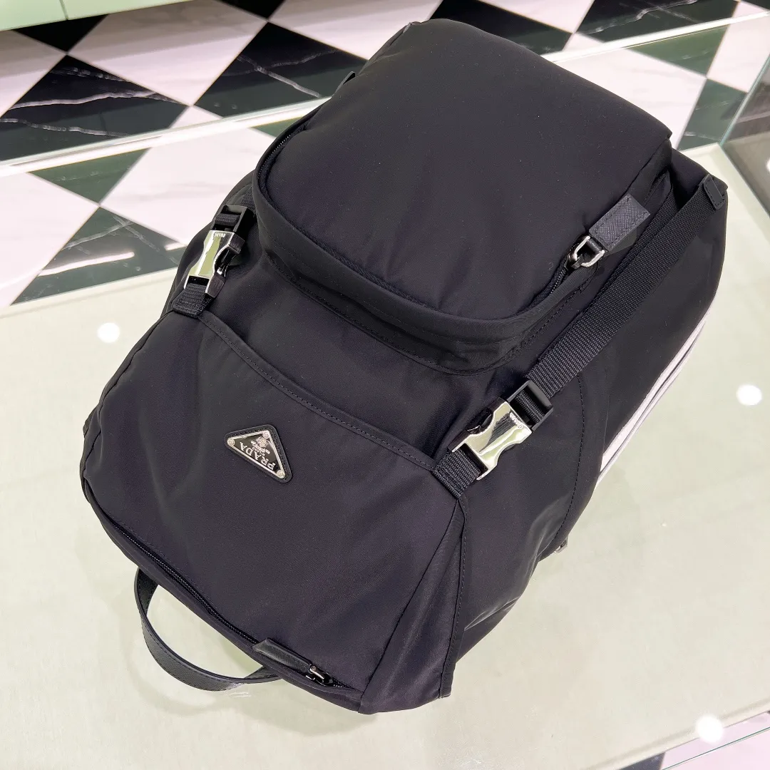 💰1420✨New product launch✨New product Prad@✖️Adid@s co-branded series backpack 2VZ135 Imported parachute nylon fabric Triangle logo on the front Classic three-stripe cowhide accessories on the side Clover➕Recycled nylon logo on the side Adjustable nylon shoulder straps with flip-up buckle and internal drawstring closure Perfect details on the back padding 😘With OEM code A must-have for fashionable casual fashionistas The latest trendy must-have series for men size: 17-27-45cm