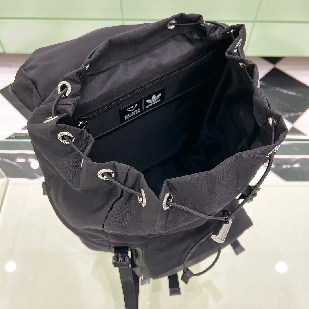 💰1420✨New product launch✨New product Prad@✖️Adid@s co-branded series backpack 2VZ135 Imported parachute nylon fabric Triangle logo on the front Classic three-stripe cowhide accessories on the side Clover➕Recycled nylon logo on the side Adjustable nylon shoulder straps with flip-up buckle and internal drawstring closure Perfect details on the back padding 😘With OEM code A must-have for fashionable casual fashionistas The latest trendy must-have series for men size: 17-27-45cm