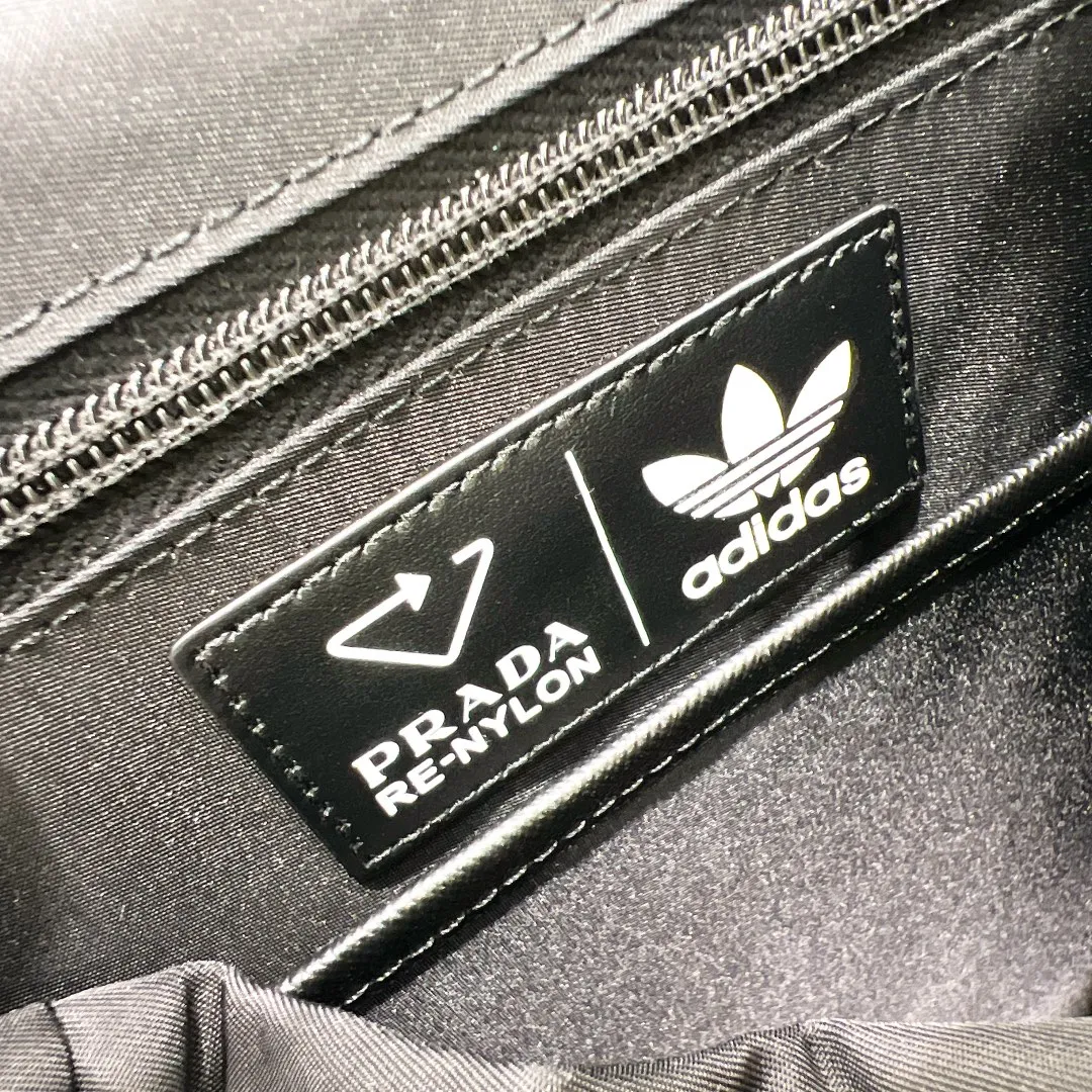 💰1420✨New product launch✨New product Prad@✖️Adid@s co-branded series backpack 2VZ135 Imported parachute nylon fabric Triangle logo on the front Classic three-stripe cowhide accessories on the side Clover➕Recycled nylon logo on the side Adjustable nylon shoulder straps with flip-up buckle and internal drawstring closure Perfect details on the back padding 😘With OEM code A must-have for fashionable casual fashionistas The latest trendy must-have series for men size: 17-27-45cm