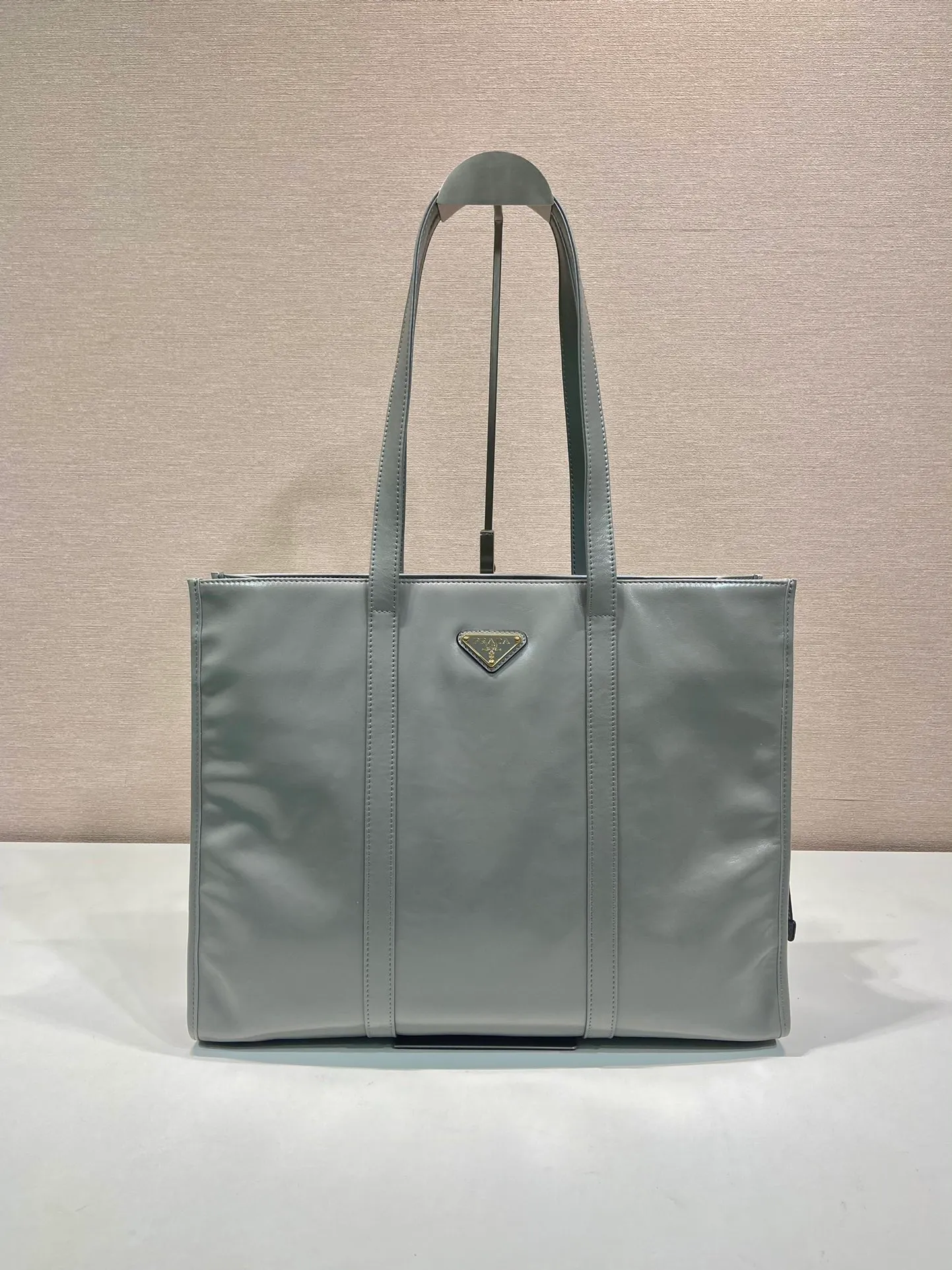 💰1760🎉Oil wax tote bag🎉1BG460 new color🎉🎉 This tote bag is made of imported oil wax leather. The shiny color exudes a classic atmosphere. It can be carried on the shoulder or in the hand. It has a very large capacity and is easy to use. It is definitely a must-have for fashionistas. Take this retro plaid tote bag home! Length 38x Height 30x Bottom 12cm🎉🎉🎉👏👏👏 Length 39x Height 30x Bottom 10cm