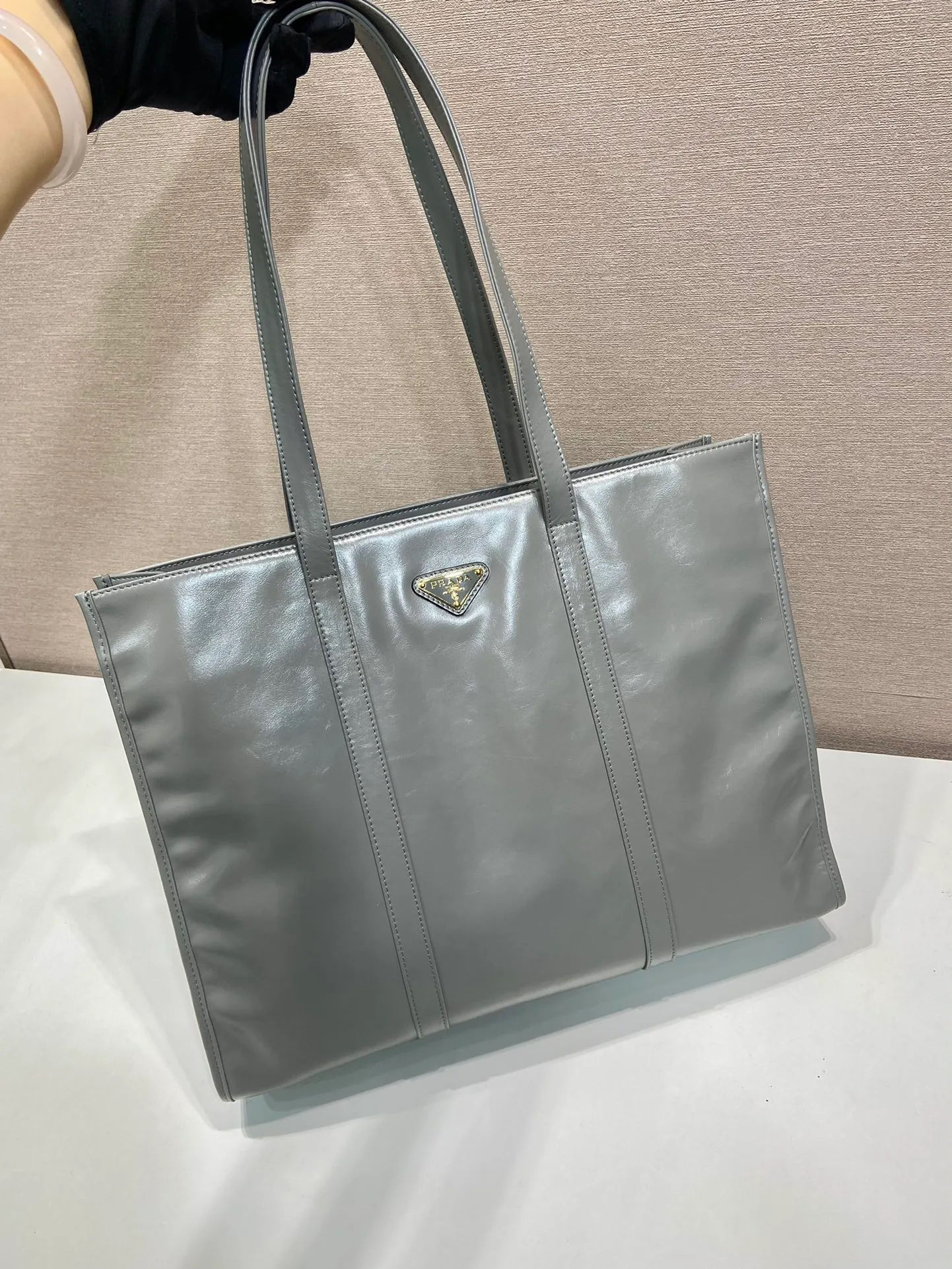 💰1760🎉Oil wax tote bag🎉1BG460 new color🎉🎉 This tote bag is made of imported oil wax leather. The shiny color exudes a classic atmosphere. It can be carried on the shoulder or in the hand. It has a very large capacity and is easy to use. It is definitely a must-have for fashionistas. Take this retro plaid tote bag home! Length 38x Height 30x Bottom 12cm🎉🎉🎉👏👏👏 Length 39x Height 30x Bottom 10cm