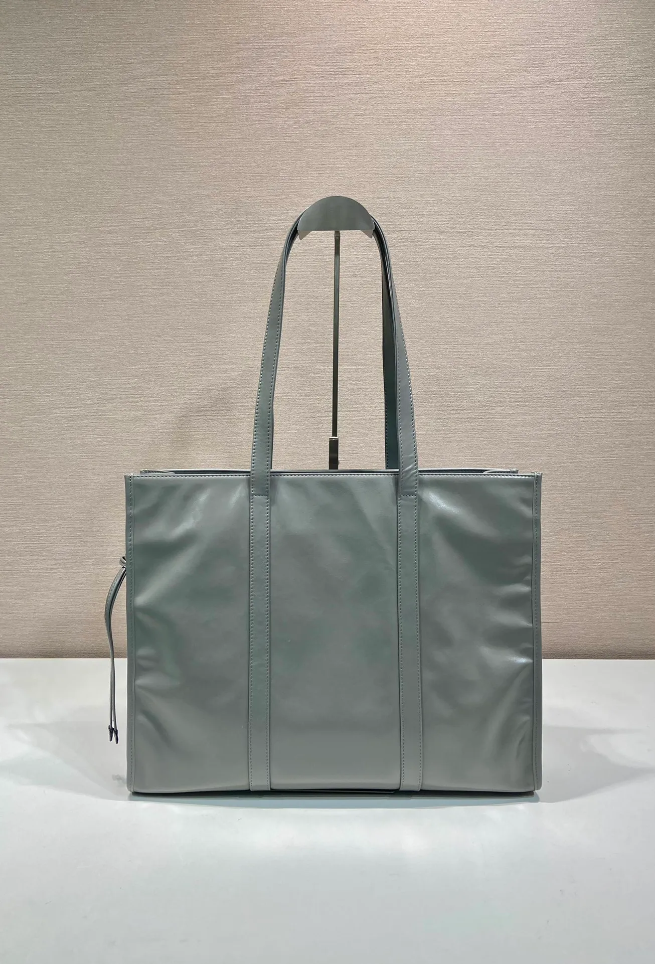 💰1760🎉Oil wax tote bag🎉1BG460 new color🎉🎉 This tote bag is made of imported oil wax leather. The shiny color exudes a classic atmosphere. It can be carried on the shoulder or in the hand. It has a very large capacity and is easy to use. It is definitely a must-have for fashionistas. Take this retro plaid tote bag home! Length 38x Height 30x Bottom 12cm🎉🎉🎉👏👏👏 Length 39x Height 30x Bottom 10cm