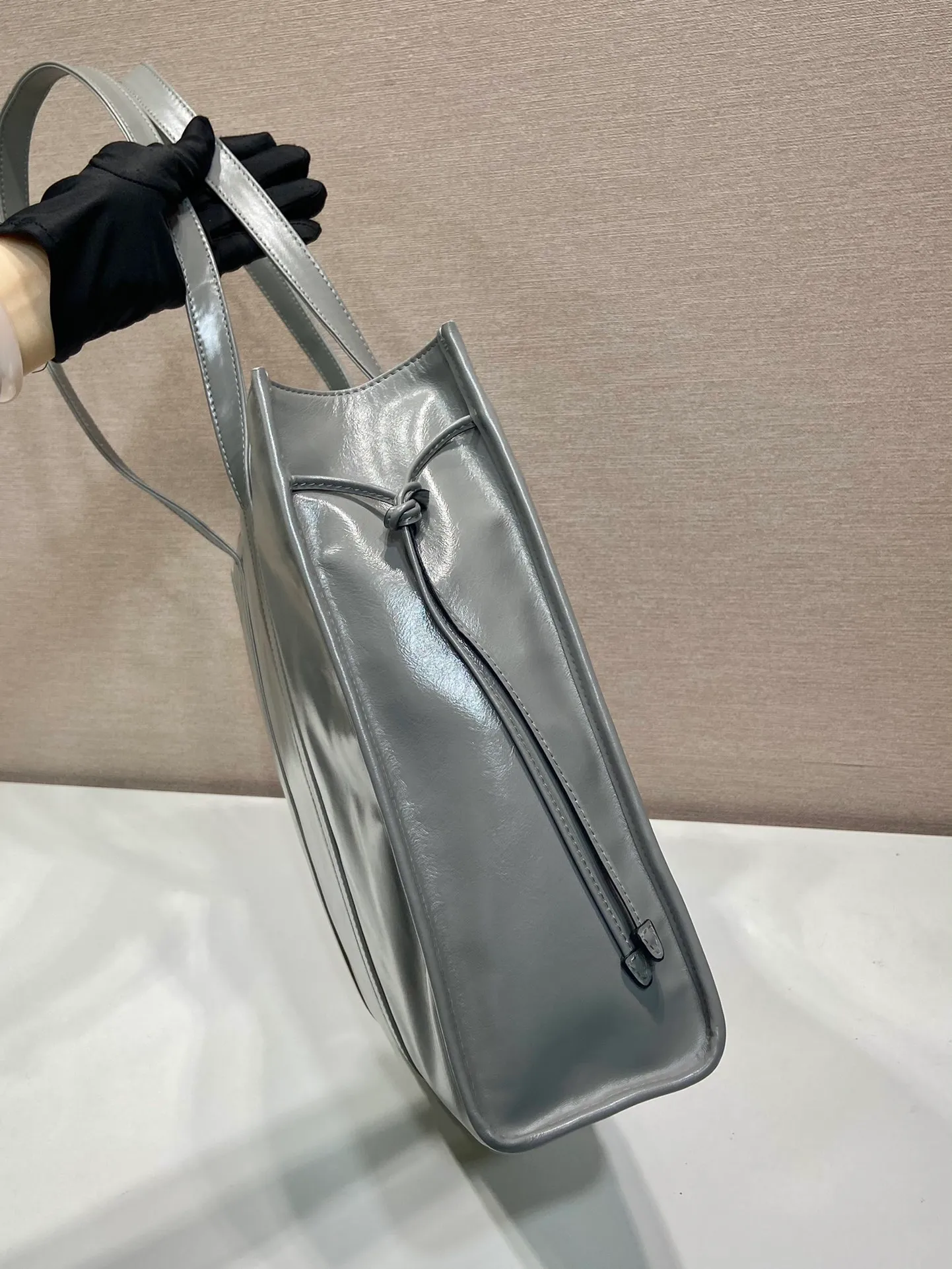 💰1760🎉Oil wax tote bag🎉1BG460 new color🎉🎉 This tote bag is made of imported oil wax leather. The shiny color exudes a classic atmosphere. It can be carried on the shoulder or in the hand. It has a very large capacity and is easy to use. It is definitely a must-have for fashionistas. Take this retro plaid tote bag home! Length 38x Height 30x Bottom 12cm🎉🎉🎉👏👏👏 Length 39x Height 30x Bottom 10cm