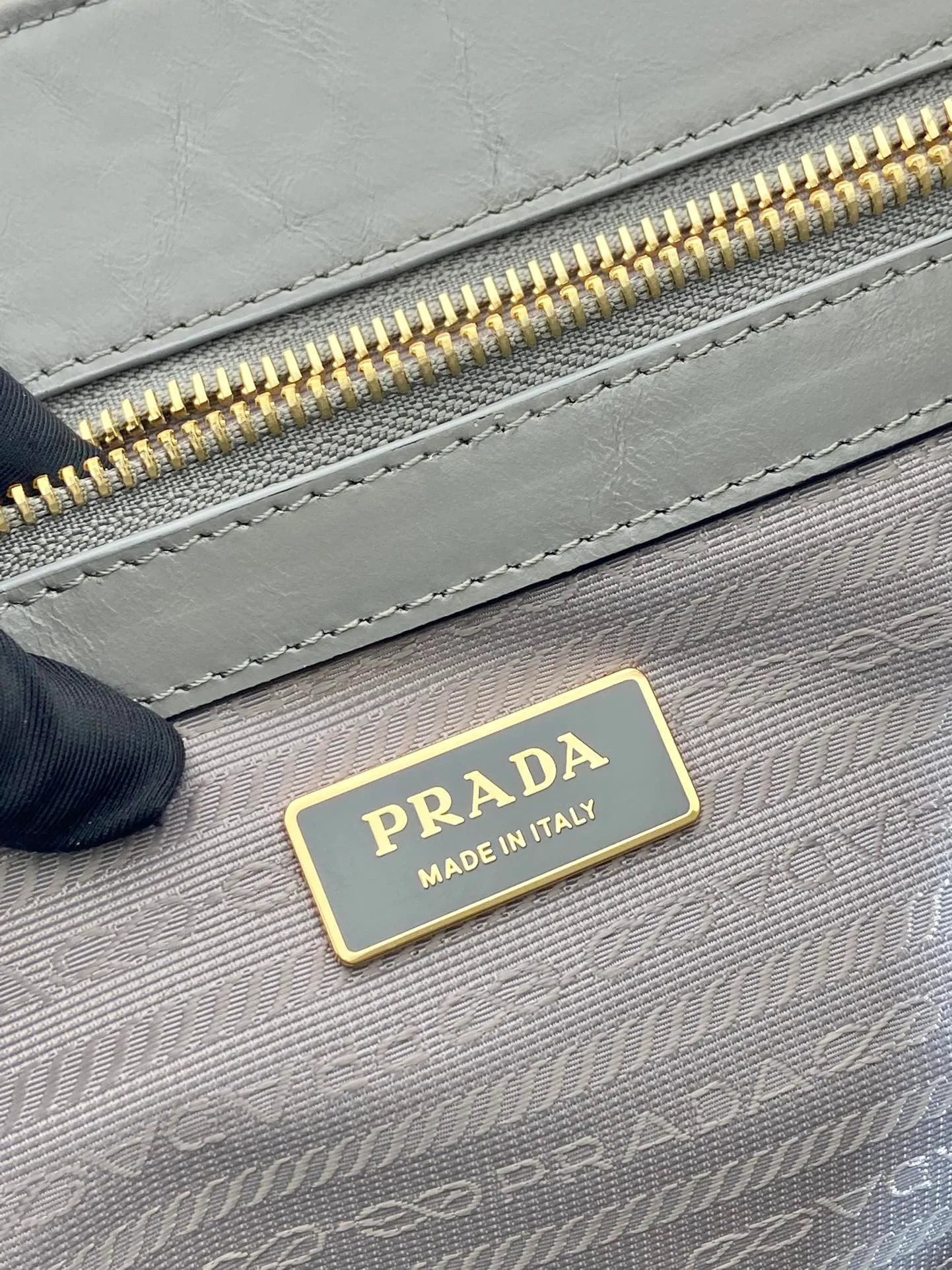 💰1760🎉Oil wax tote bag🎉1BG460 new color🎉🎉 This tote bag is made of imported oil wax leather. The shiny color exudes a classic atmosphere. It can be carried on the shoulder or in the hand. It has a very large capacity and is easy to use. It is definitely a must-have for fashionistas. Take this retro plaid tote bag home! Length 38x Height 30x Bottom 12cm🎉🎉🎉👏👏👏 Length 39x Height 30x Bottom 10cm