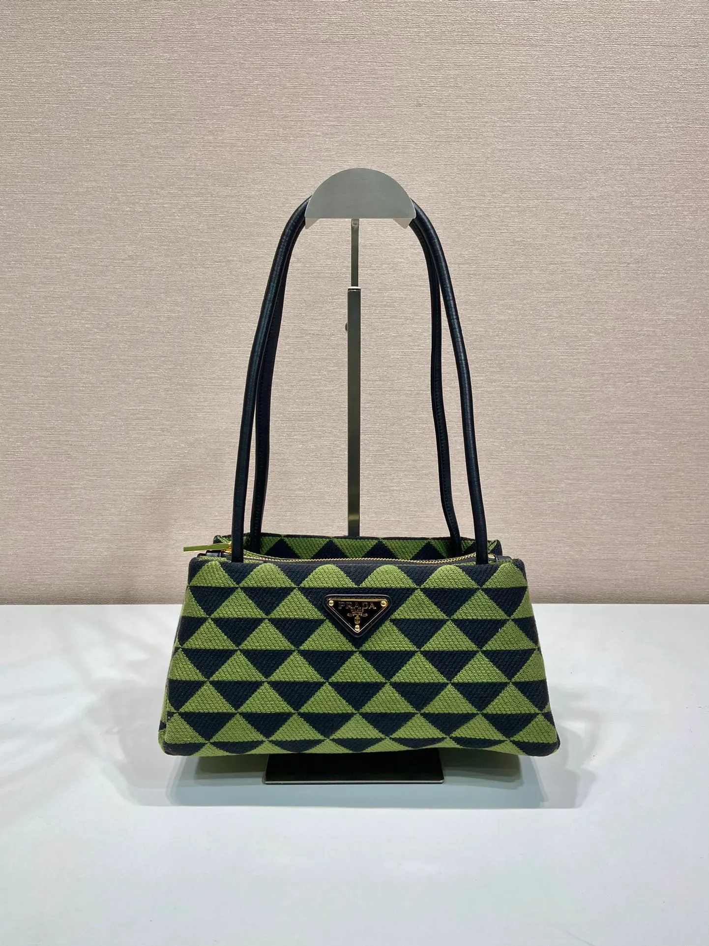 💰1500🎉New style of embroidered fabric🎉1BA368 catwalk style🎉🎉The silhouette of this embroidered fabric handbag. Slim leather handles complement the elegant silhouette. The triangles of embroidered fabric are transformed into a gorgeous and modern multi-faceted jacquard pattern, and are lined with imported sheepskin. There are many layers, simple and elegant. The upper body effect is very matching/aura. This is another popular model recognized by internet celebrities/celebrities, so babies, hurry up and get it. Length 25x Height 13.5x Bottom 13cm🎉���🎉👏👏👏