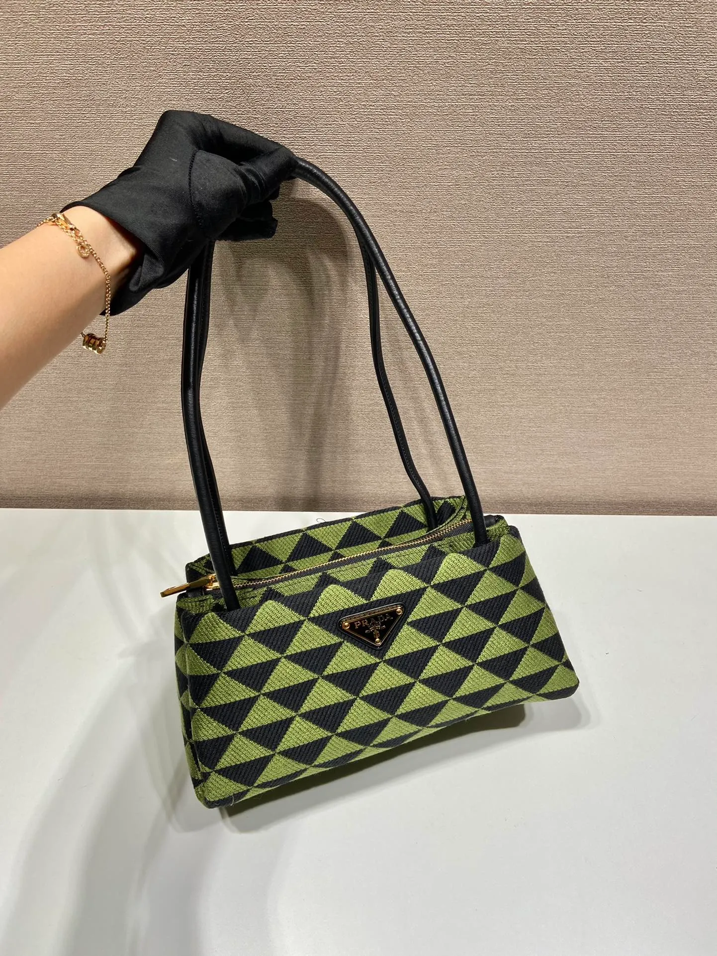 💰1500🎉New style of embroidered fabric🎉1BA368 catwalk style🎉🎉The silhouette of this embroidered fabric handbag. Slim leather handles complement the elegant silhouette. The triangles of embroidered fabric are transformed into a gorgeous and modern multi-faceted jacquard pattern, and are lined with imported sheepskin. There are many layers, simple and elegant. The upper body effect is very matching/aura. This is another popular model recognized by internet celebrities/celebrities, so babies, hurry up and get it. Length 25x Height 13.5x Bottom 13cm🎉���🎉👏👏👏