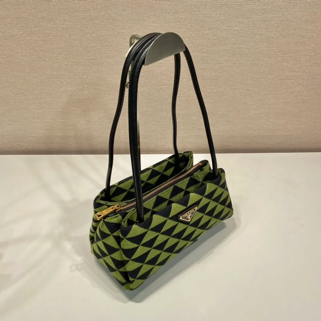 💰1500🎉New style of embroidered fabric🎉1BA368 catwalk style🎉🎉The silhouette of this embroidered fabric handbag. Slim leather handles complement the elegant silhouette. The triangles of embroidered fabric are transformed into a gorgeous and modern multi-faceted jacquard pattern, and are lined with imported sheepskin. There are many layers, simple and elegant. The upper body effect is very matching/aura. This is another popular model recognized by internet celebrities/celebrities, so babies, hurry up and get it. Length 25x Height 13.5x Bottom 13cm🎉���🎉👏👏👏