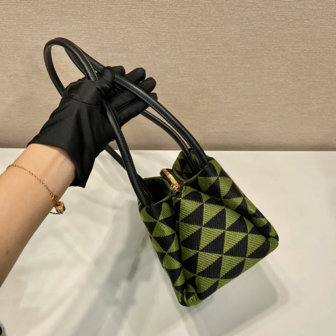 💰1500🎉New style of embroidered fabric🎉1BA368 catwalk style🎉🎉The silhouette of this embroidered fabric handbag. Slim leather handles complement the elegant silhouette. The triangles of embroidered fabric are transformed into a gorgeous and modern multi-faceted jacquard pattern, and are lined with imported sheepskin. There are many layers, simple and elegant. The upper body effect is very matching/aura. This is another popular model recognized by internet celebrities/celebrities, so babies, hurry up and get it. Length 25x Height 13.5x Bottom 13cm🎉���🎉👏👏👏