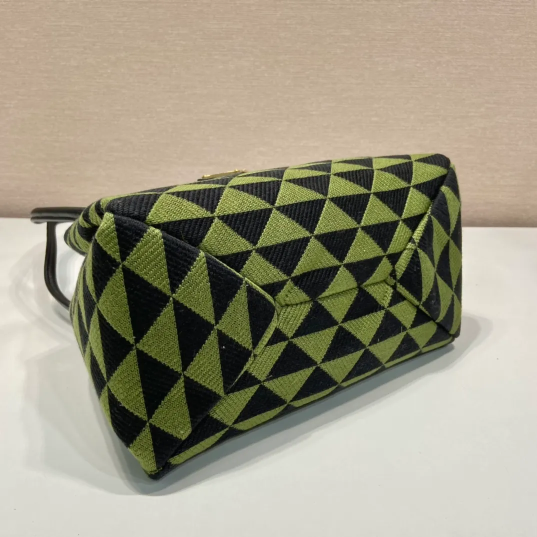 💰1500🎉New style of embroidered fabric🎉1BA368 catwalk style🎉🎉The silhouette of this embroidered fabric handbag. Slim leather handles complement the elegant silhouette. The triangles of embroidered fabric are transformed into a gorgeous and modern multi-faceted jacquard pattern, and are lined with imported sheepskin. There are many layers, simple and elegant. The upper body effect is very matching/aura. This is another popular model recognized by internet celebrities/celebrities, so babies, hurry up and get it. Length 25x Height 13.5x Bottom 13cm🎉���🎉👏👏👏