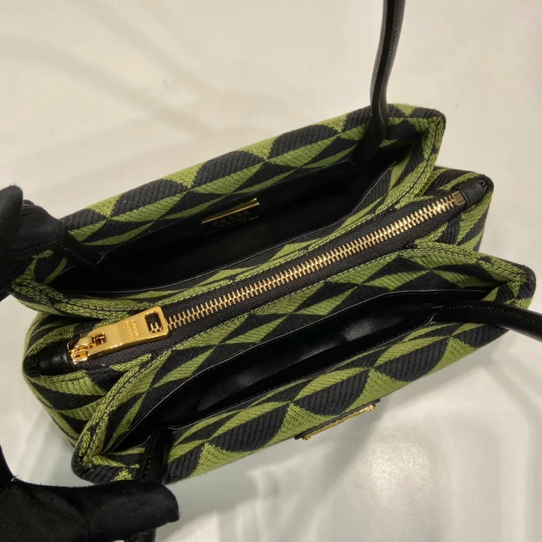 💰1500🎉New style of embroidered fabric🎉1BA368 catwalk style🎉🎉The silhouette of this embroidered fabric handbag. Slim leather handles complement the elegant silhouette. The triangles of embroidered fabric are transformed into a gorgeous and modern multi-faceted jacquard pattern, and are lined with imported sheepskin. There are many layers, simple and elegant. The upper body effect is very matching/aura. This is another popular model recognized by internet celebrities/celebrities, so babies, hurry up and get it. Length 25x Height 13.5x Bottom 13cm🎉���🎉👏👏👏