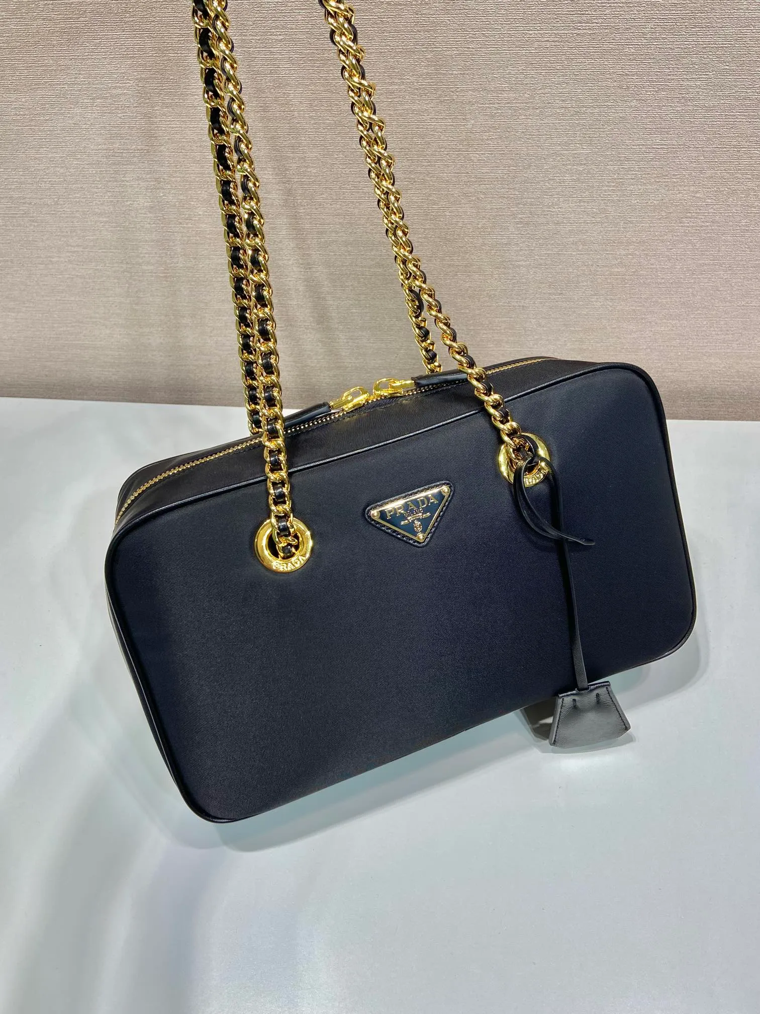 💰1380🎉New second-hand bag🎉1BB115A medium size🎉🎉 This second-hand bag is made of regenerated nylon, incorporating unique style elements, with exquisite calfskin details, and a shoulder strap designed with strips, completely subverting people's traditional perception of luxury goods. Practical design embellishments and exquisite details add a unique charm. Large capacity, practical and elegant👏Another popular style that will never go out of style🎉🎉Length 30xH 17.5 bottom 9cm👏👏👏🎉🎉🎉
