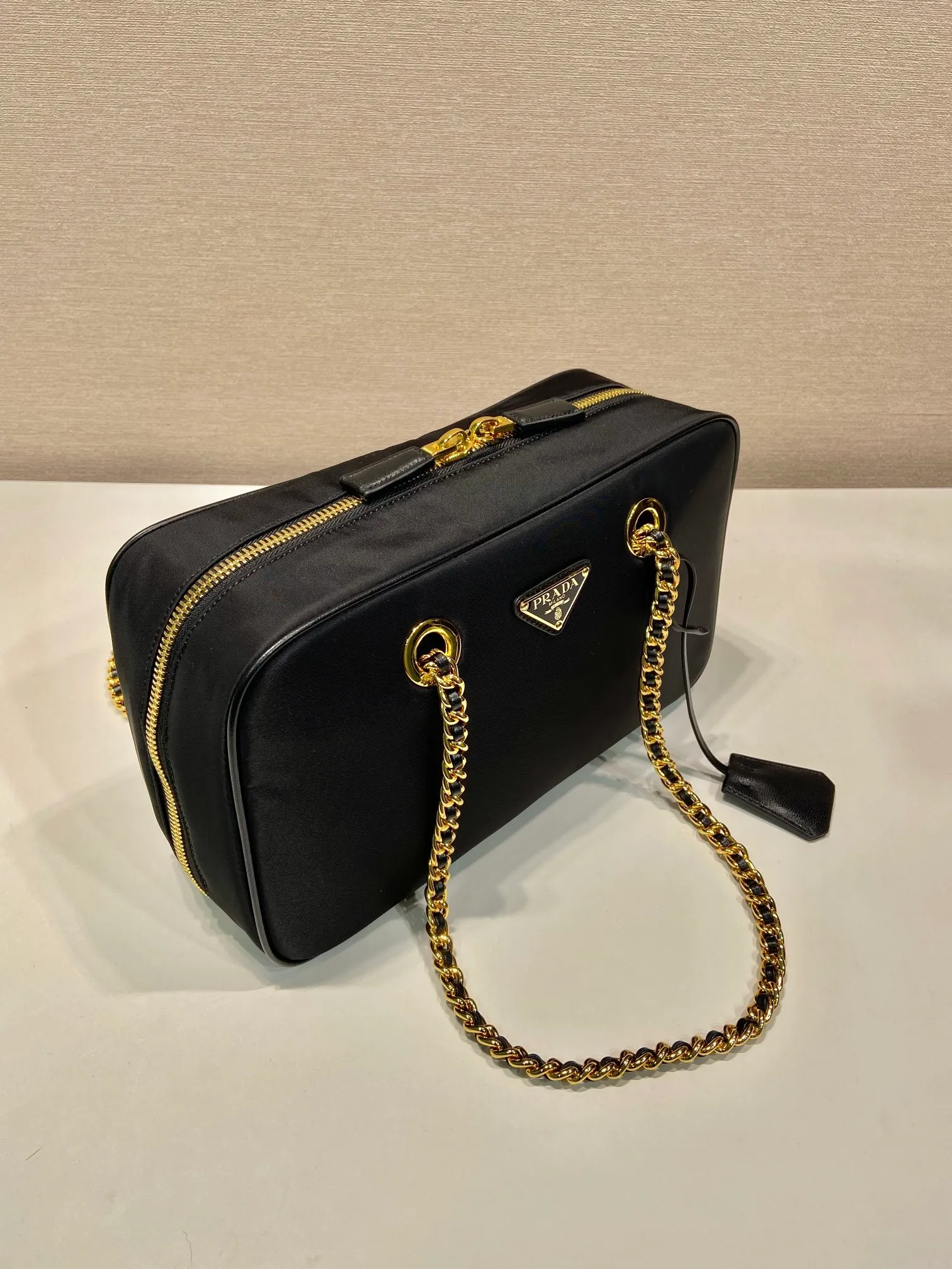 💰1380🎉New second-hand bag🎉1BB115A medium size🎉🎉 This second-hand bag is made of regenerated nylon, incorporating unique style elements, with exquisite calfskin details, and a shoulder strap designed with strips, completely subverting people's traditional perception of luxury goods. Practical design embellishments and exquisite details add a unique charm. Large capacity, practical and elegant👏Another popular style that will never go out of style🎉🎉Length 30xH 17.5 bottom 9cm👏👏👏🎉🎉🎉