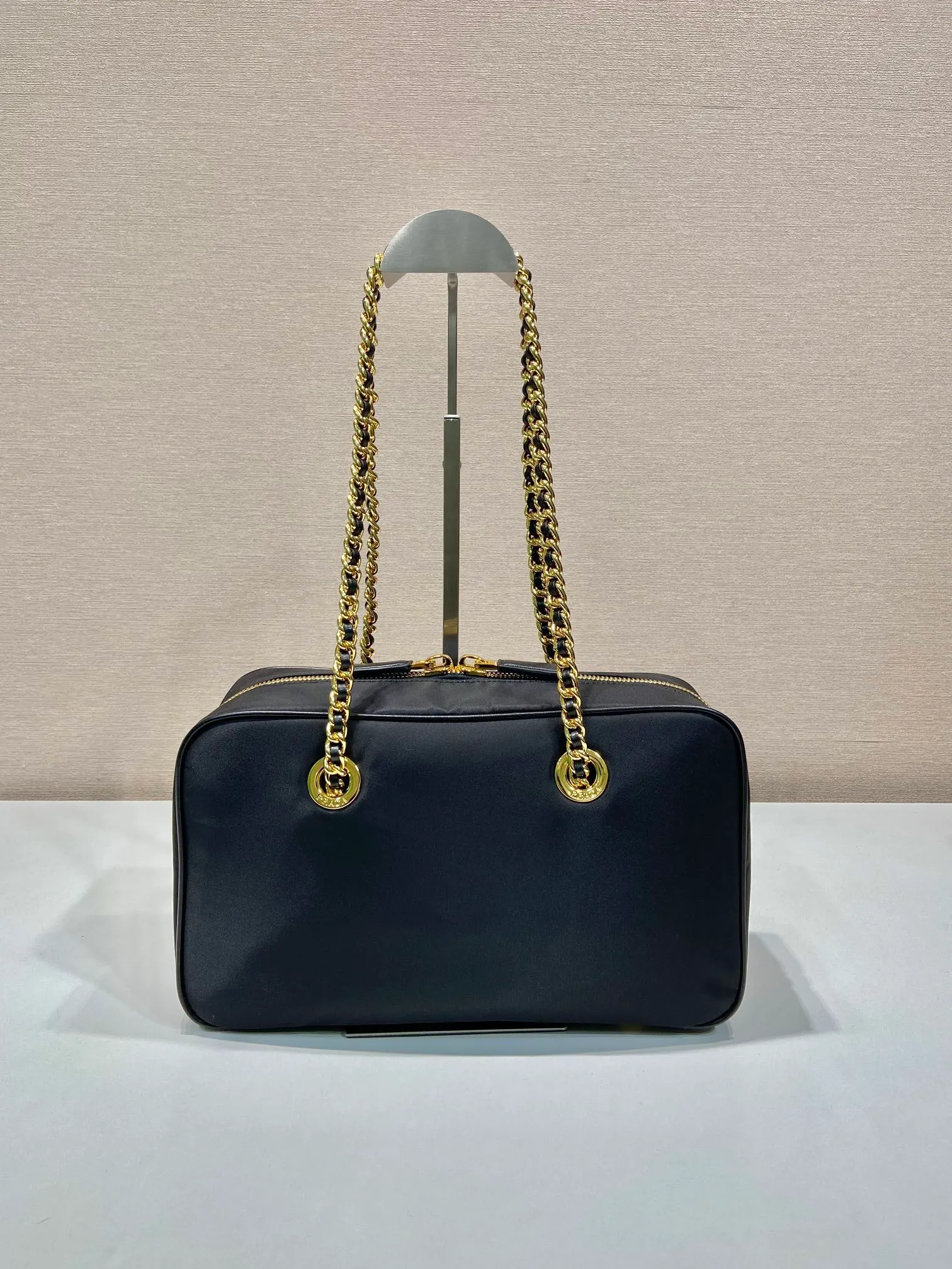 💰1380🎉New second-hand bag🎉1BB115A medium size🎉🎉 This second-hand bag is made of regenerated nylon, incorporating unique style elements, with exquisite calfskin details, and a shoulder strap designed with strips, completely subverting people's traditional perception of luxury goods. Practical design embellishments and exquisite details add a unique charm. Large capacity, practical and elegant👏Another popular style that will never go out of style🎉🎉Length 30xH 17.5 bottom 9cm👏👏👏🎉🎉🎉