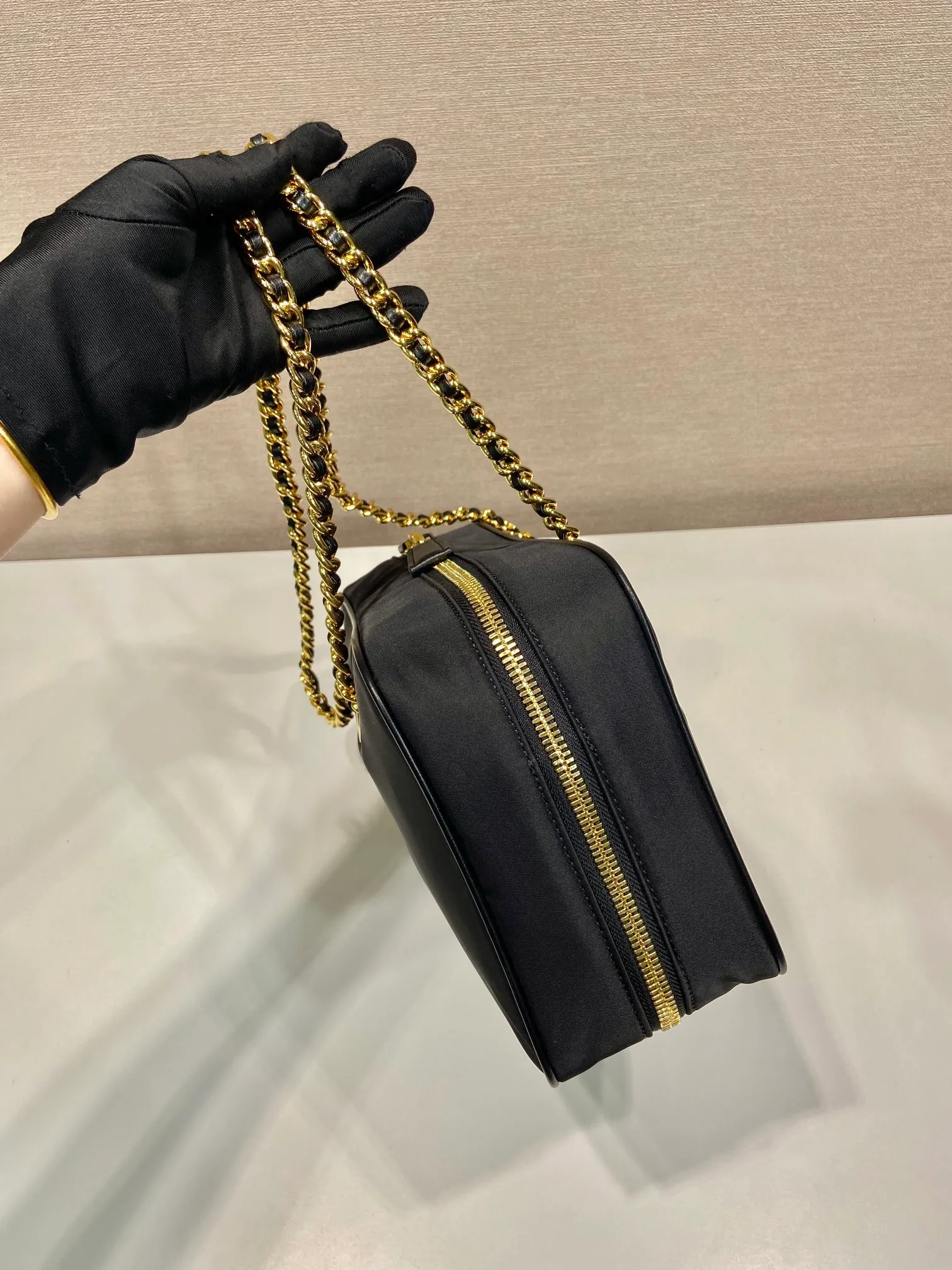 💰1380🎉New second-hand bag🎉1BB115A medium size🎉🎉 This second-hand bag is made of regenerated nylon, incorporating unique style elements, with exquisite calfskin details, and a shoulder strap designed with strips, completely subverting people's traditional perception of luxury goods. Practical design embellishments and exquisite details add a unique charm. Large capacity, practical and elegant👏Another popular style that will never go out of style🎉🎉Length 30xH 17.5 bottom 9cm👏👏👏🎉🎉🎉