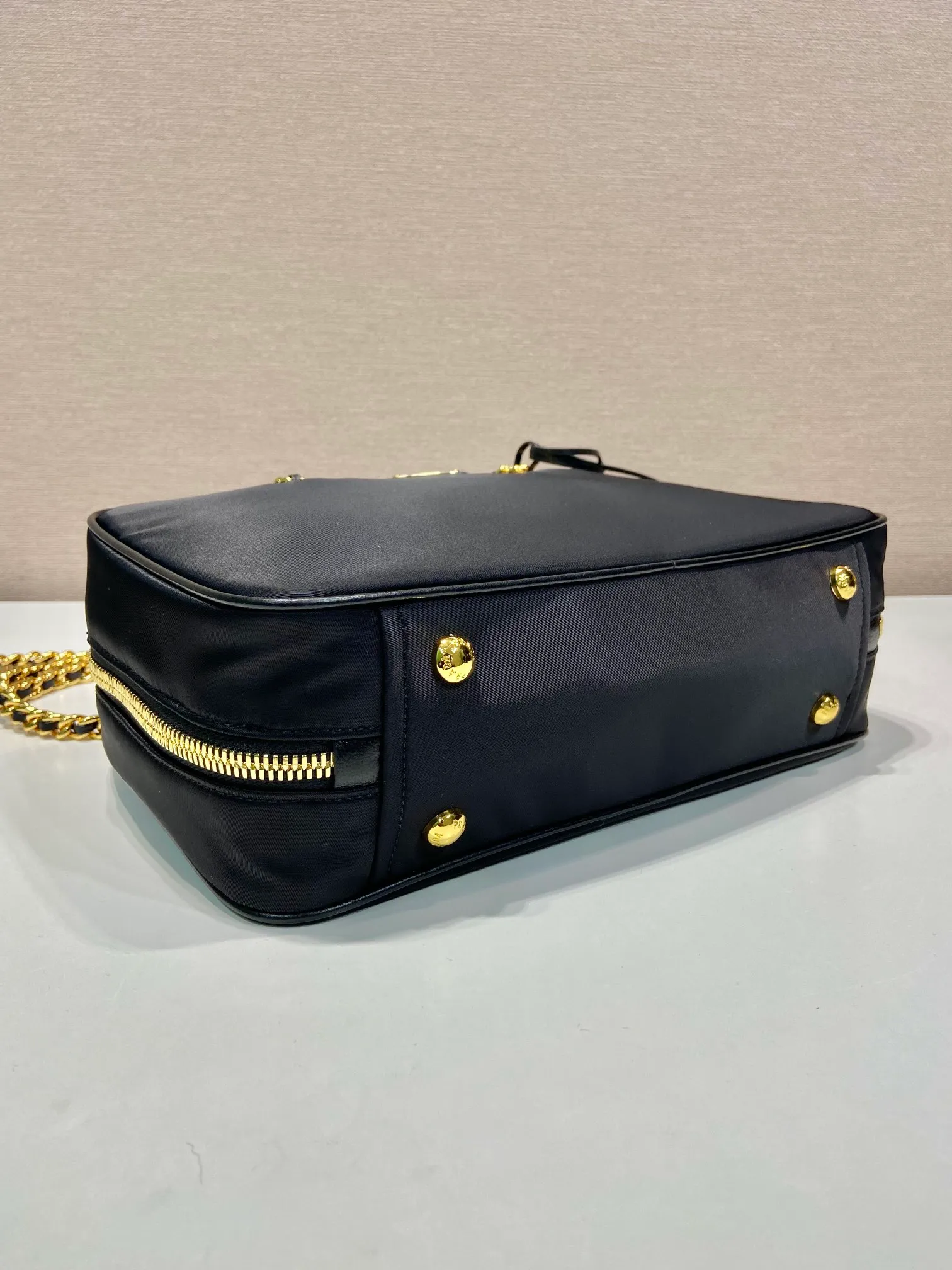 💰1380🎉New second-hand bag🎉1BB115A medium size🎉🎉 This second-hand bag is made of regenerated nylon, incorporating unique style elements, with exquisite calfskin details, and a shoulder strap designed with strips, completely subverting people's traditional perception of luxury goods. Practical design embellishments and exquisite details add a unique charm. Large capacity, practical and elegant👏Another popular style that will never go out of style🎉🎉Length 30xH 17.5 bottom 9cm👏👏👏🎉🎉🎉