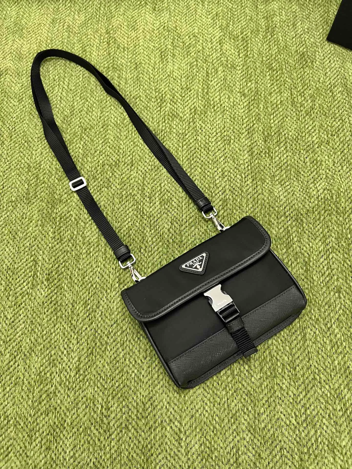 💰720🎉New mobile phone bag 🎉2ZH108👏👏 has been shipped. The mini messenger bag has a super unique shape. It is definitely worth buying for the current super popular small bag trend! And it has an inexplicable retro feel🙊I like the design of PRD so much. It’s fashionable😘 For fashionistas who have countless bags, I recommend this simple and elegant design. A triangle logo is enough to show off the fashionable atmosphere of personality. It is easy to use for daily use. It is recommended for men and women.👧🏻➕👨🏻, length 18x height 14x bottom 3cm