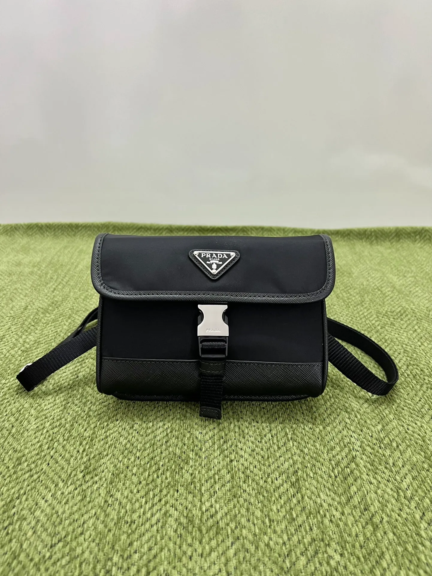 💰720🎉New mobile phone bag 🎉2ZH108👏👏 has been shipped. The mini messenger bag has a super unique shape. It is definitely worth buying for the current super popular small bag trend! And it has an inexplicable retro feel🙊I like the design of PRD so much. It’s fashionable😘 For fashionistas who have countless bags, I recommend this simple and elegant design. A triangle logo is enough to show off the fashionable atmosphere of personality. It is easy to use for daily use. It is recommended for men and women.👧🏻➕👨🏻, length 18x height 14x bottom 3cm
