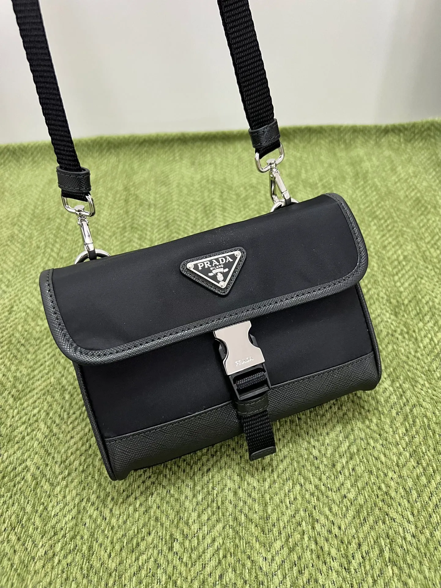 💰720🎉New mobile phone bag 🎉2ZH108👏👏 has been shipped. The mini messenger bag has a super unique shape. It is definitely worth buying for the current super popular small bag trend! And it has an inexplicable retro feel🙊I like the design of PRD so much. It’s fashionable😘 For fashionistas who have countless bags, I recommend this simple and elegant design. A triangle logo is enough to show off the fashionable atmosphere of personality. It is easy to use for daily use. It is recommended for men and women.👧🏻➕👨🏻, length 18x height 14x bottom 3cm