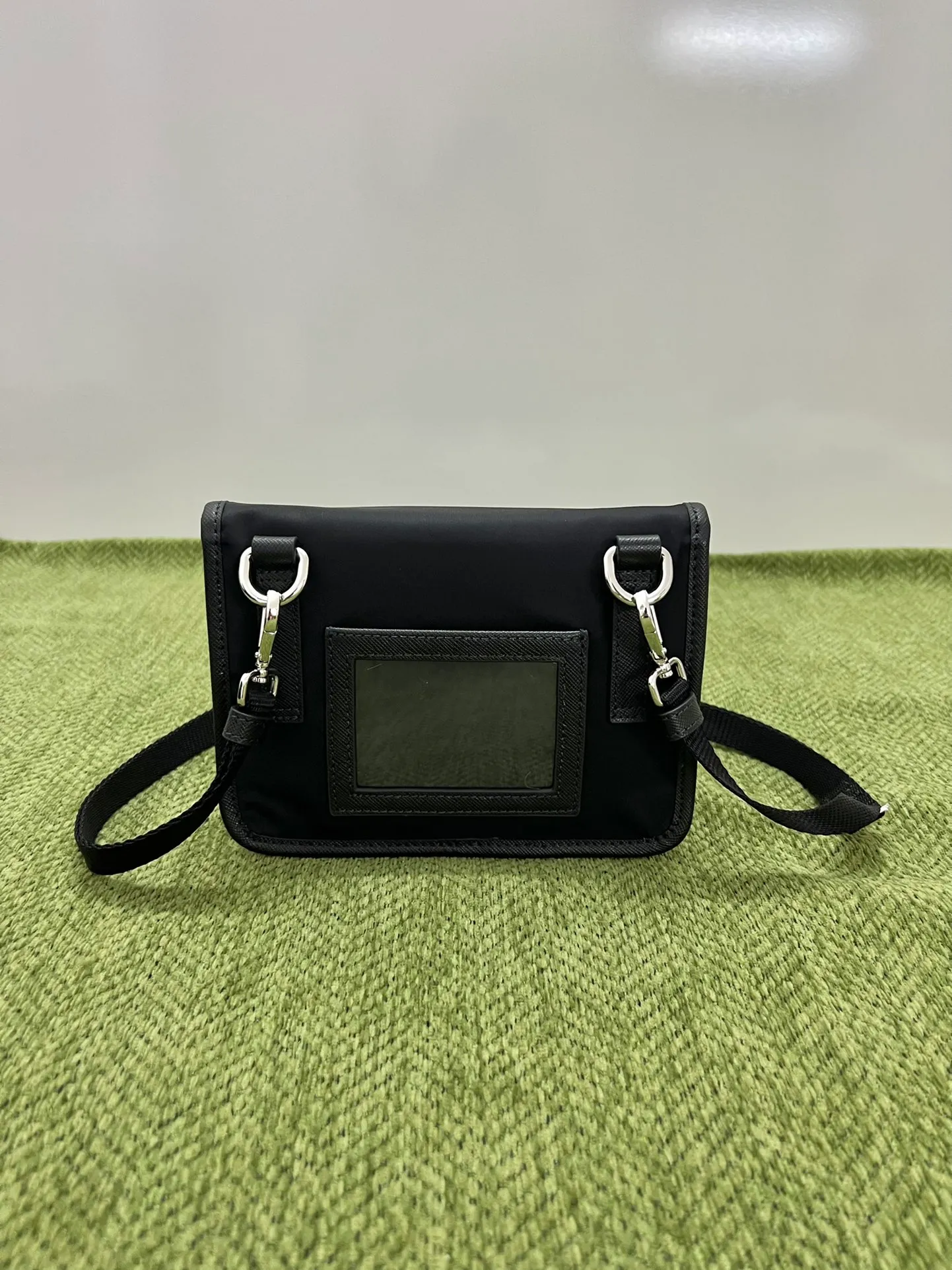 💰720🎉New mobile phone bag 🎉2ZH108👏👏 has been shipped. The mini messenger bag has a super unique shape. It is definitely worth buying for the current super popular small bag trend! And it has an inexplicable retro feel🙊I like the design of PRD so much. It’s fashionable😘 For fashionistas who have countless bags, I recommend this simple and elegant design. A triangle logo is enough to show off the fashionable atmosphere of personality. It is easy to use for daily use. It is recommended for men and women.👧🏻➕👨🏻, length 18x height 14x bottom 3cm
