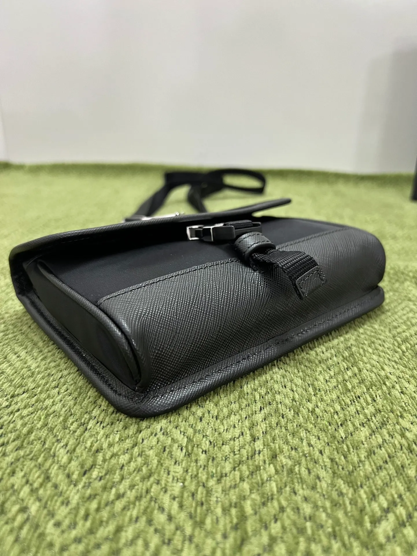 💰720🎉New mobile phone bag 🎉2ZH108👏👏 has been shipped. The mini messenger bag has a super unique shape. It is definitely worth buying for the current super popular small bag trend! And it has an inexplicable retro feel🙊I like the design of PRD so much. It’s fashionable😘 For fashionistas who have countless bags, I recommend this simple and elegant design. A triangle logo is enough to show off the fashionable atmosphere of personality. It is easy to use for daily use. It is recommended for men and women.👧🏻➕👨🏻, length 18x height 14x bottom 3cm