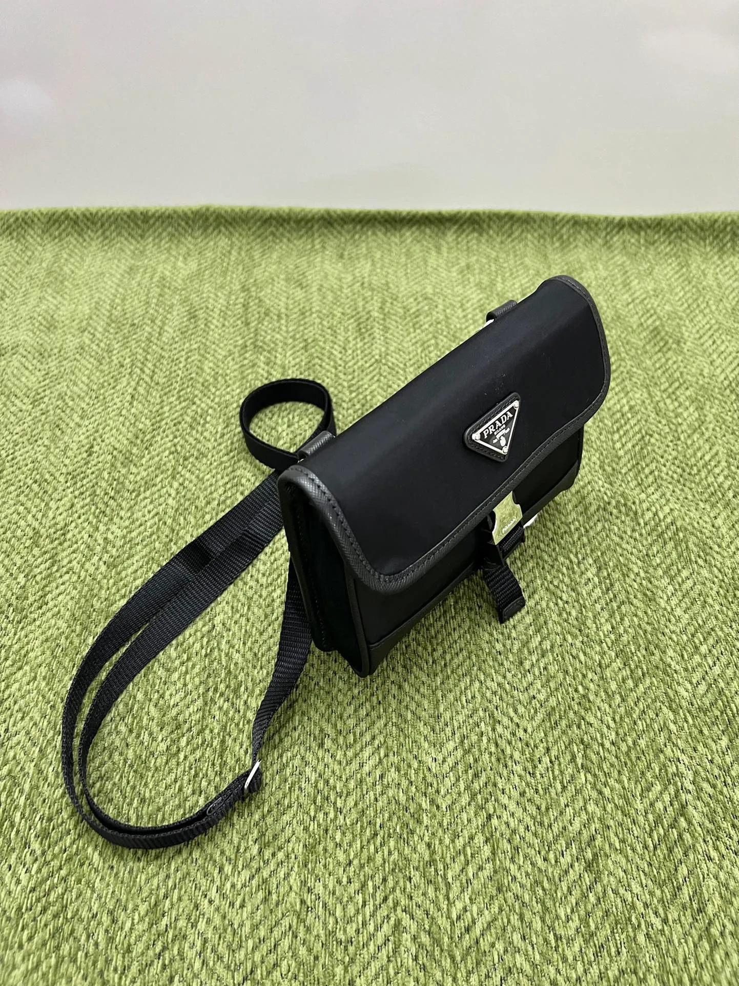 💰720🎉New mobile phone bag 🎉2ZH108👏👏 has been shipped. The mini messenger bag has a super unique shape. It is definitely worth buying for the current super popular small bag trend! And it has an inexplicable retro feel🙊I like the design of PRD so much. It’s fashionable😘 For fashionistas who have countless bags, I recommend this simple and elegant design. A triangle logo is enough to show off the fashionable atmosphere of personality. It is easy to use for daily use. It is recommended for men and women.👧🏻➕👨🏻, length 18x height 14x bottom 3cm