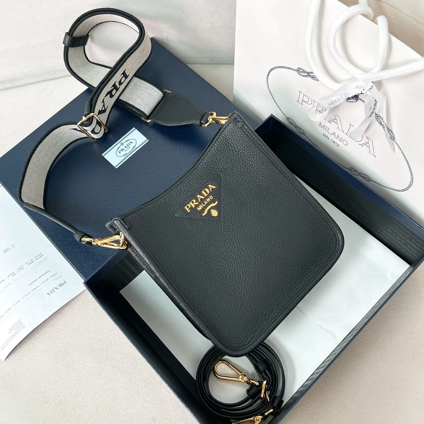 💰1600✨New product launch✨New grained cowhide leather shoulder bag 1BH191 Super light and super soft, I like it very much. Made of imported grained cowhide, soft and delicate, feels great. Golden logo with triangular letters on the front. Magnetic buckle closure. Simple inside with plenty of card slots. Paired with double shoulder straps, fashionable, good-looking and versatile. This model has both functionality and modern fashion style. The details are perfectly comparable to ZG. Black size: 20*19*6cm