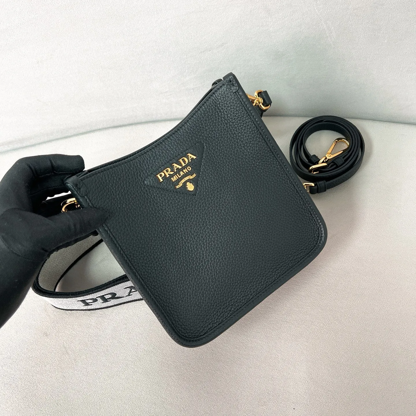 💰1600✨New product launch✨New grained cowhide leather shoulder bag 1BH191 Super light and super soft, I like it very much. Made of imported grained cowhide, soft and delicate, feels great. Golden logo with triangular letters on the front. Magnetic buckle closure. Simple inside with plenty of card slots. Paired with double shoulder straps, fashionable, good-looking and versatile. This model has both functionality and modern fashion style. The details are perfectly comparable to ZG. Black size: 20*19*6cm