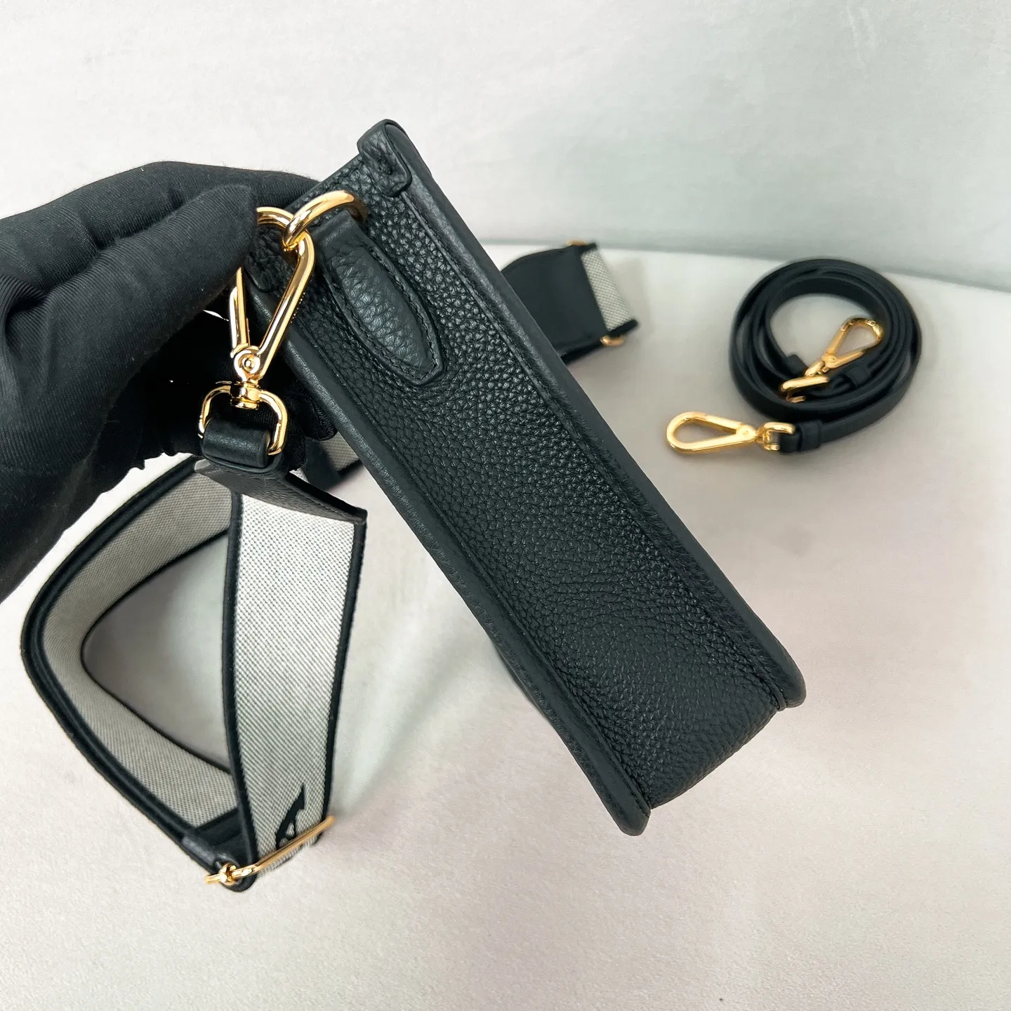 💰1600✨New product launch✨New grained cowhide leather shoulder bag 1BH191 Super light and super soft, I like it very much. Made of imported grained cowhide, soft and delicate, feels great. Golden logo with triangular letters on the front. Magnetic buckle closure. Simple inside with plenty of card slots. Paired with double shoulder straps, fashionable, good-looking and versatile. This model has both functionality and modern fashion style. The details are perfectly comparable to ZG. Black size: 20*19*6cm