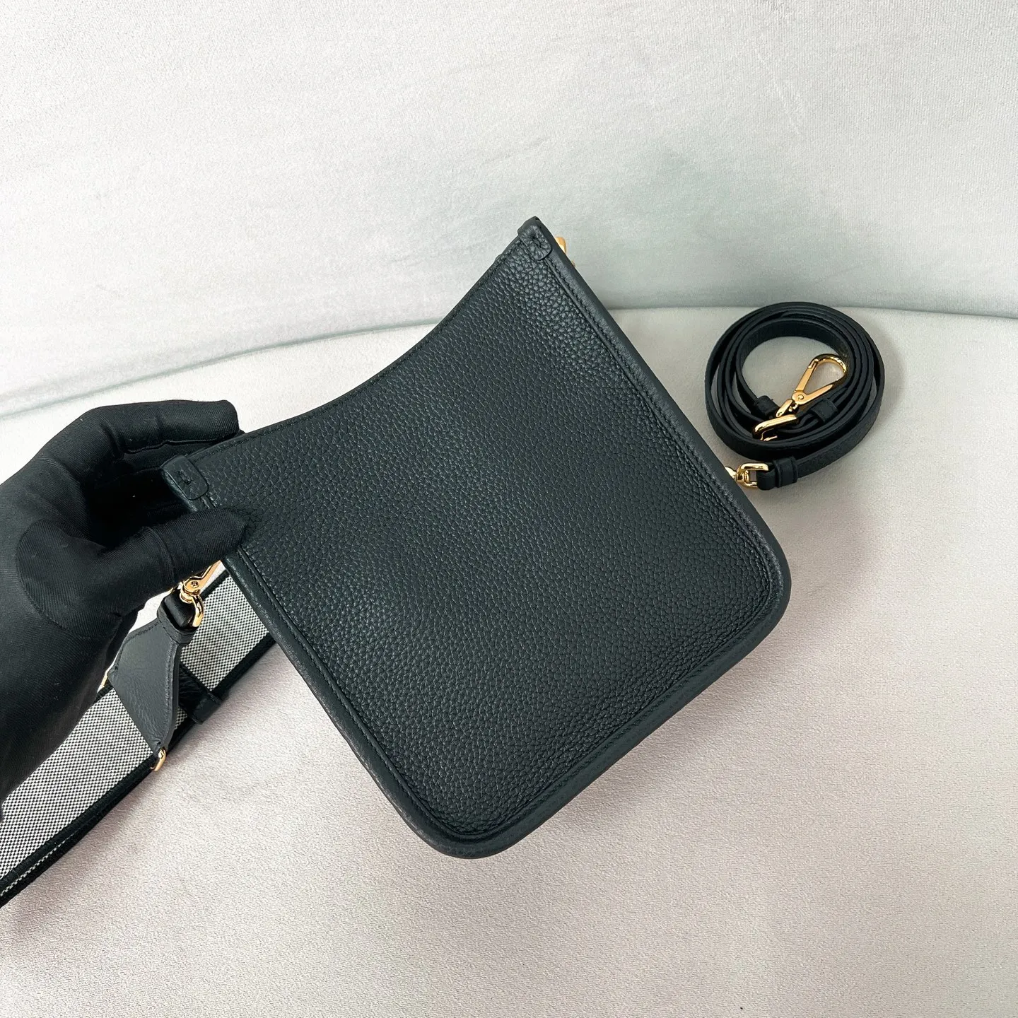 💰1600✨New product launch✨New grained cowhide leather shoulder bag 1BH191 Super light and super soft, I like it very much. Made of imported grained cowhide, soft and delicate, feels great. Golden logo with triangular letters on the front. Magnetic buckle closure. Simple inside with plenty of card slots. Paired with double shoulder straps, fashionable, good-looking and versatile. This model has both functionality and modern fashion style. The details are perfectly comparable to ZG. Black size: 20*19*6cm
