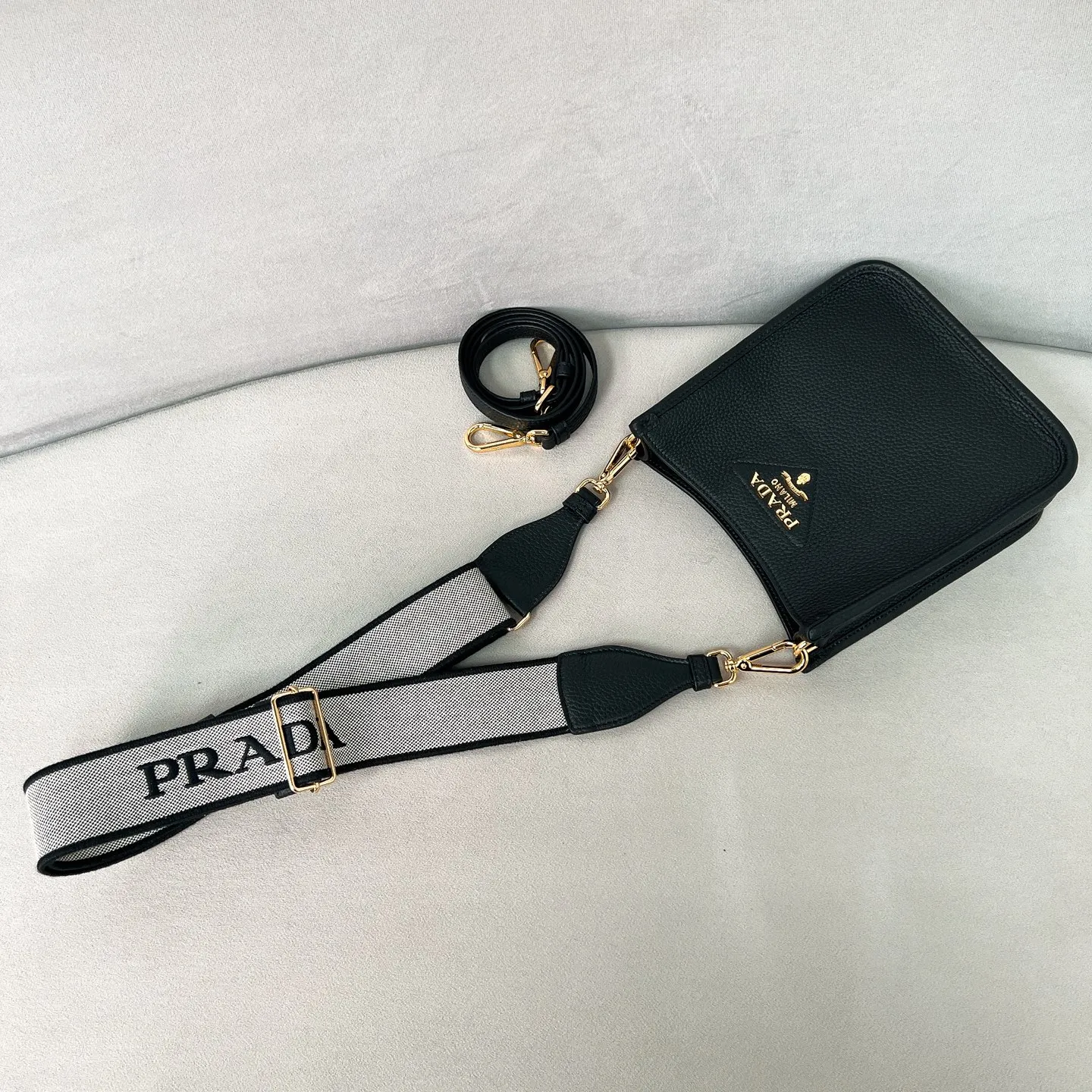 💰1600✨New product launch✨New grained cowhide leather shoulder bag 1BH191 Super light and super soft, I like it very much. Made of imported grained cowhide, soft and delicate, feels great. Golden logo with triangular letters on the front. Magnetic buckle closure. Simple inside with plenty of card slots. Paired with double shoulder straps, fashionable, good-looking and versatile. This model has both functionality and modern fashion style. The details are perfectly comparable to ZG. Black size: 20*19*6cm