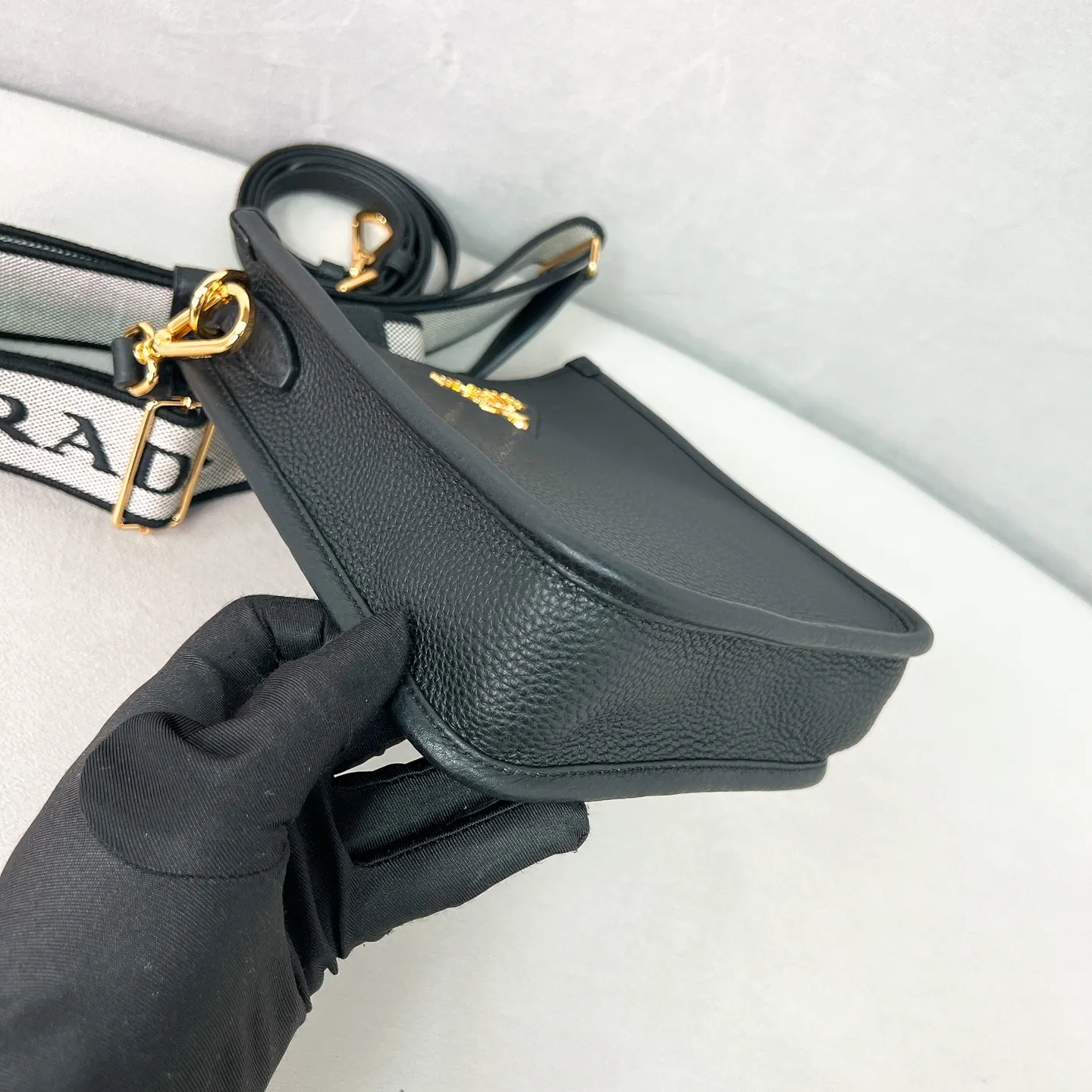 💰1600✨New product launch✨New grained cowhide leather shoulder bag 1BH191 Super light and super soft, I like it very much. Made of imported grained cowhide, soft and delicate, feels great. Golden logo with triangular letters on the front. Magnetic buckle closure. Simple inside with plenty of card slots. Paired with double shoulder straps, fashionable, good-looking and versatile. This model has both functionality and modern fashion style. The details are perfectly comparable to ZG. Black size: 20*19*6cm
