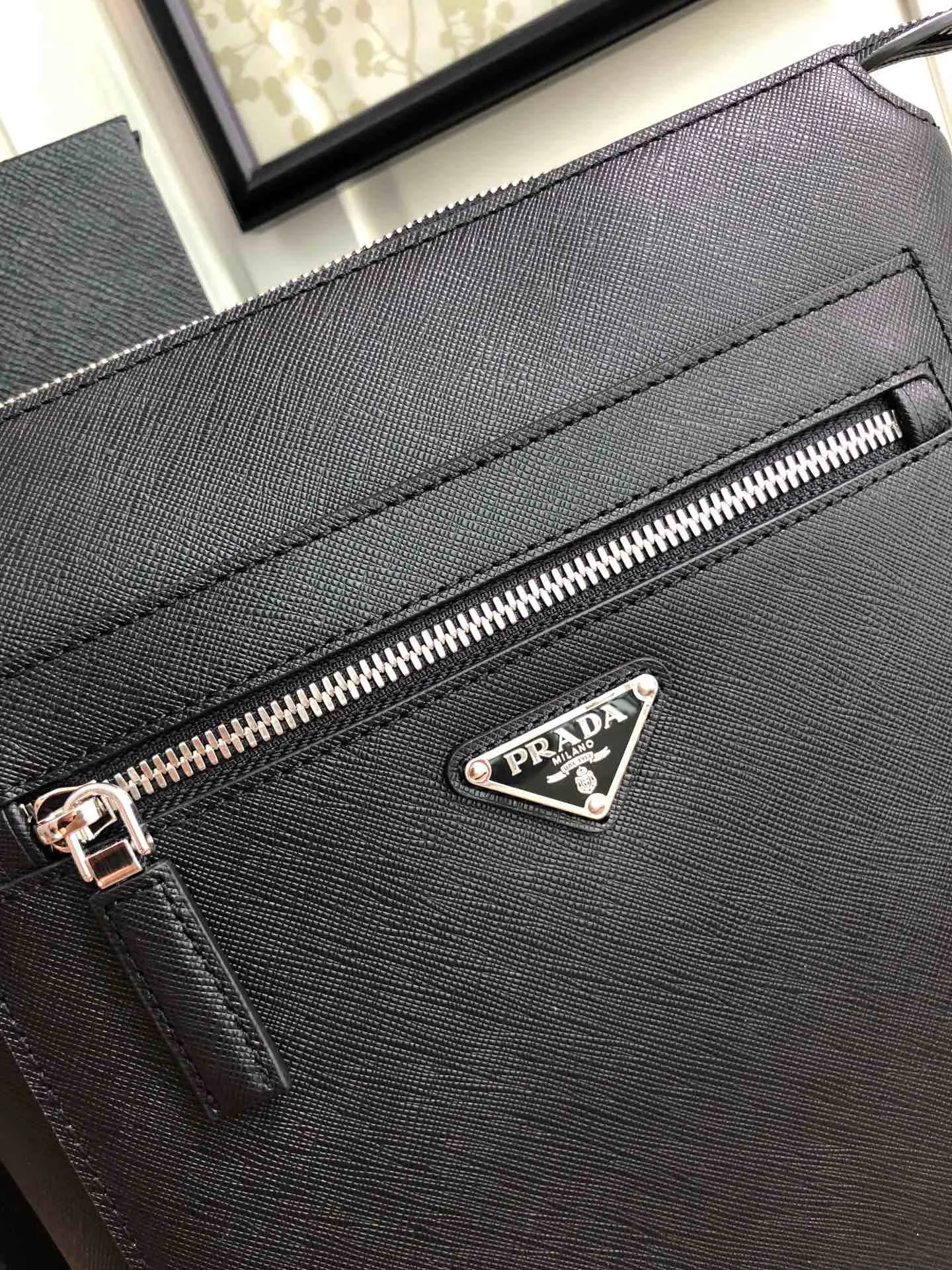 💰1700〽️Exclusive debut〽️New 2VG062 cross-body men's bag🤙🤙Top original item👏🏻👏🏻 Made of imported Saffano leather material, internal logo plate, top metal accessories, zipper closure, front zipper pocket, one side wall stitched zipper pocket, and two mobile phone pockets. Length 26X height 27X bottom 7cm,