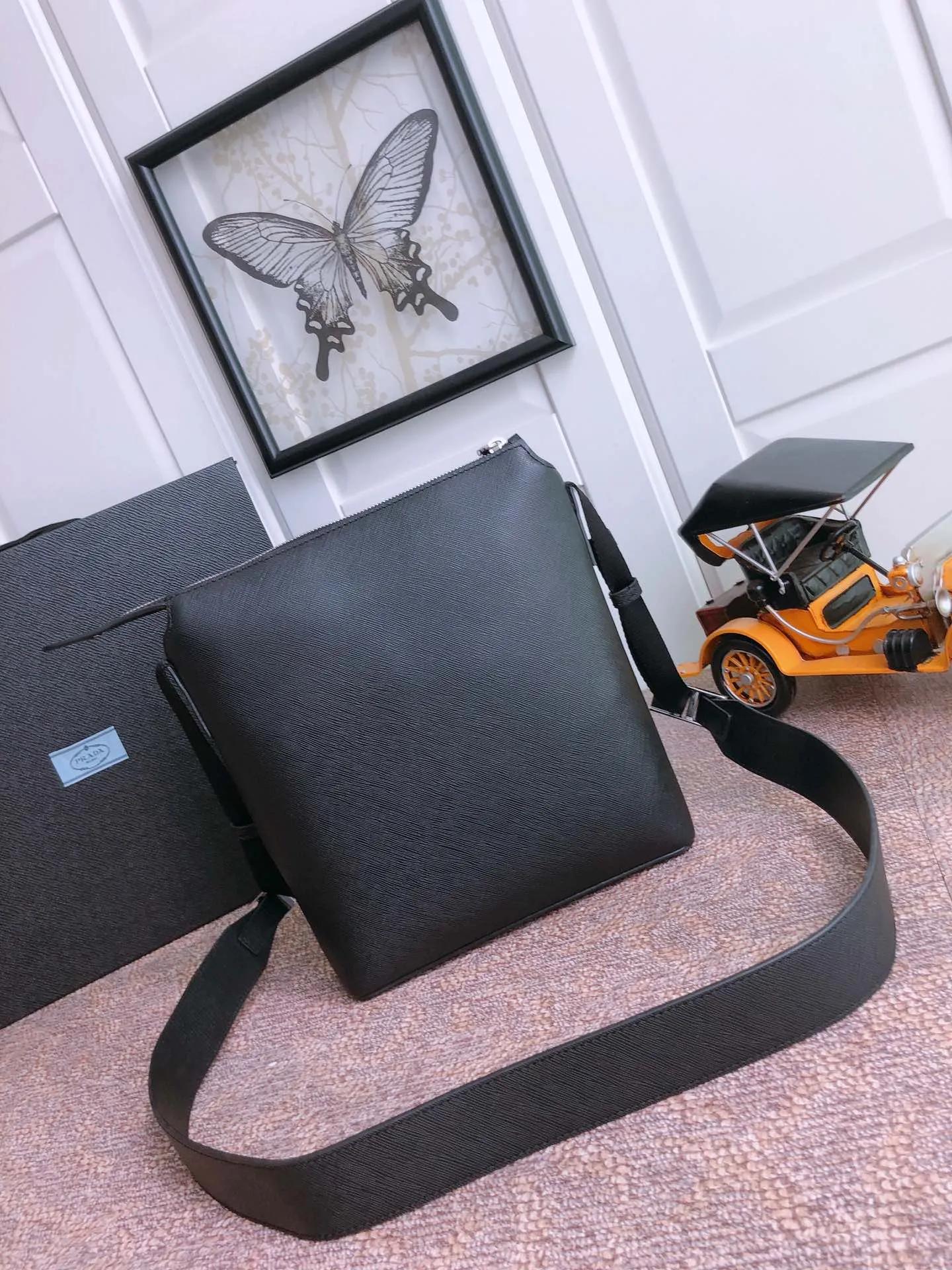 💰1700〽️Exclusive debut〽️New 2VG062 cross-body men's bag🤙🤙Top original item👏🏻👏🏻 Made of imported Saffano leather material, internal logo plate, top metal accessories, zipper closure, front zipper pocket, one side wall stitched zipper pocket, and two mobile phone pockets. Length 26X height 27X bottom 7cm,