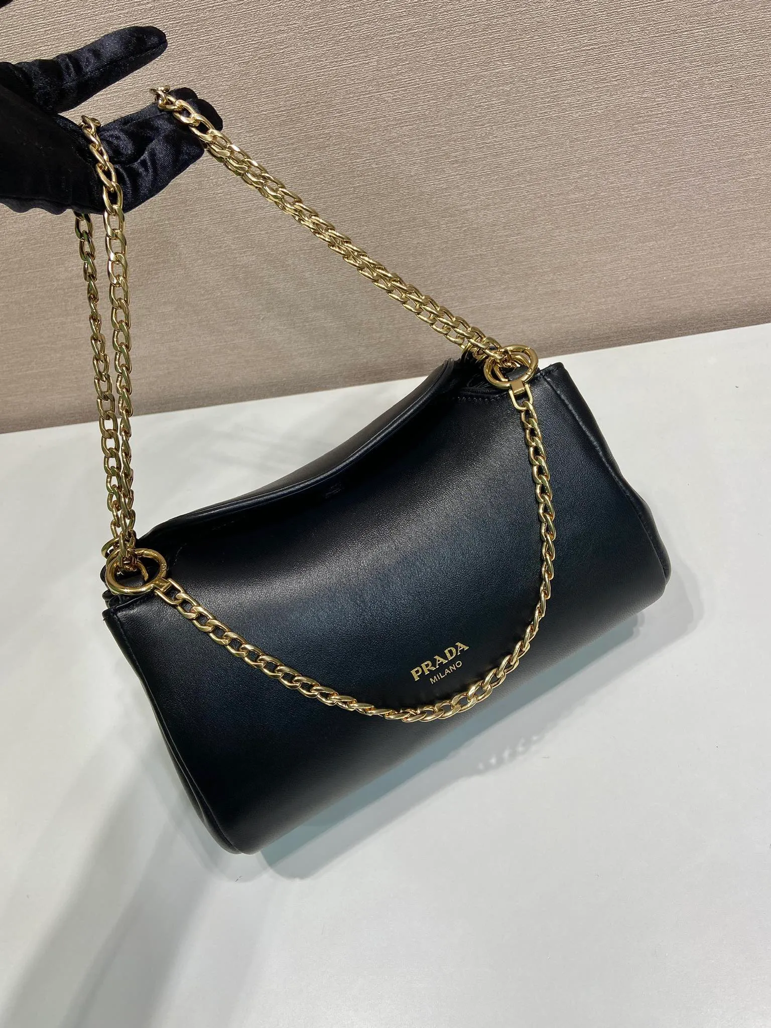 💰1500🎉New🎉1BD395🎉🎉 This Tumulte bag suggests a sporty yet refined stance, an authentic, nappa leather design characterized by soft side pleats and curves that create a refined feminine silhouette. The bag is decorated with three sliding chain handles, a detachable chain shoulder strap and a magnetic closure on the flap, which can be combined into different wearing styles. There is a lot of space, babies, hurry up and get it🎉🎉Length 24xHeight 13xBottom 13cm🎉🎉🎉💰💰💰