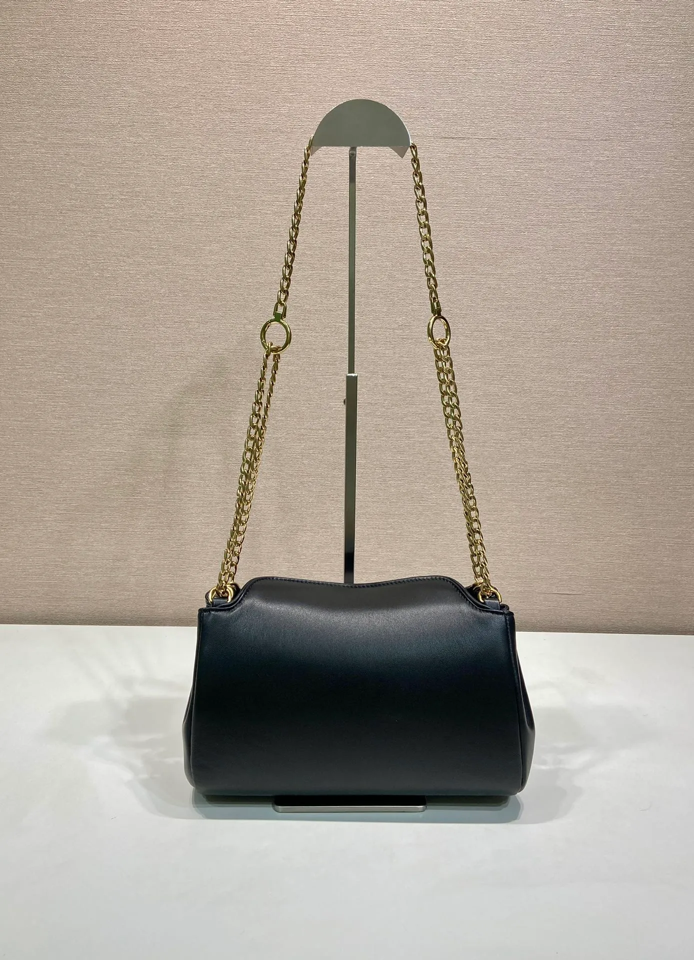 💰1500🎉New🎉1BD395🎉🎉 This Tumulte bag suggests a sporty yet refined stance, an authentic, nappa leather design characterized by soft side pleats and curves that create a refined feminine silhouette. The bag is decorated with three sliding chain handles, a detachable chain shoulder strap and a magnetic closure on the flap, which can be combined into different wearing styles. There is a lot of space, babies, hurry up and get it🎉🎉Length 24xHeight 13xBottom 13cm🎉🎉🎉💰💰💰