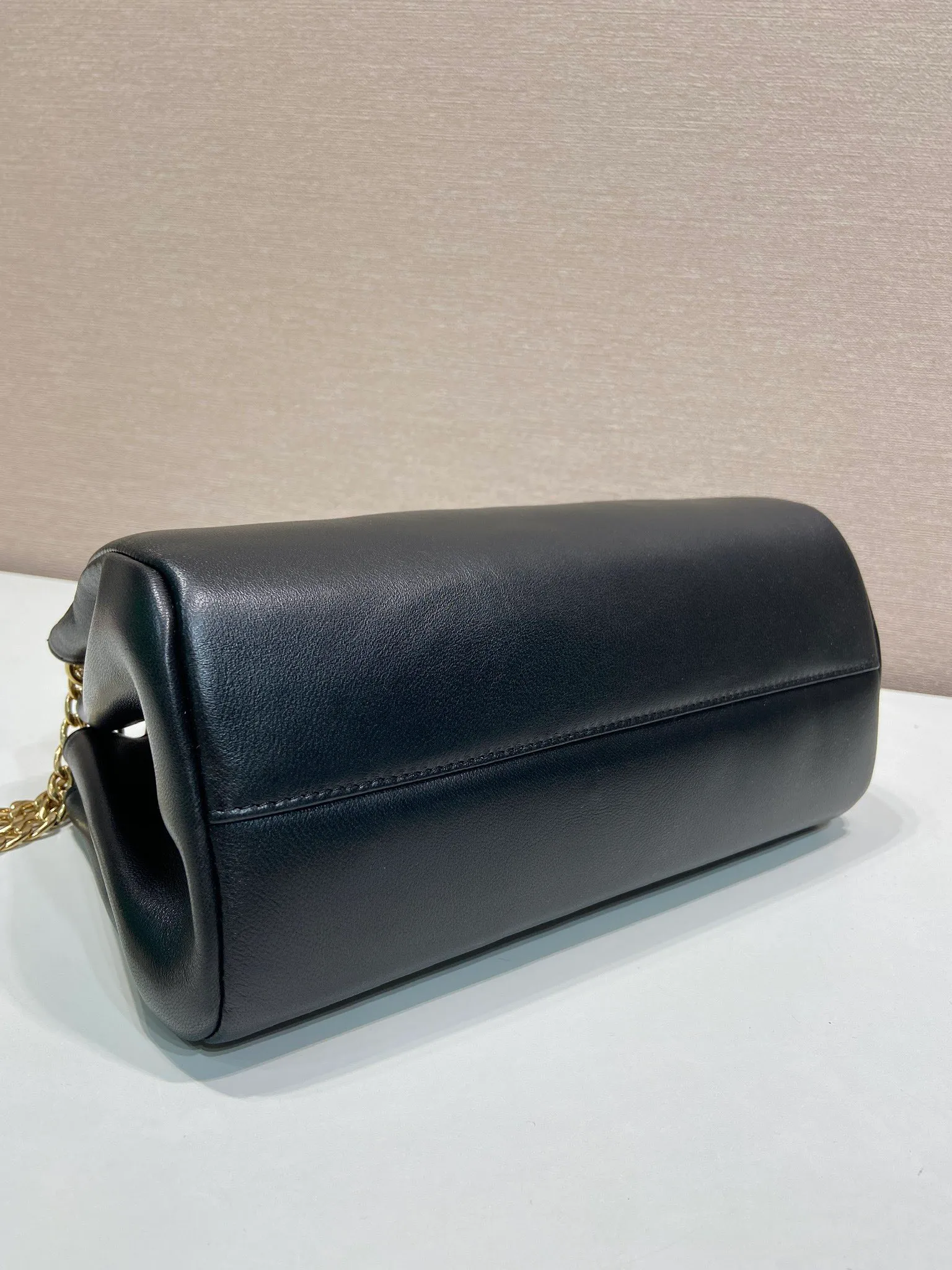 💰1500🎉New🎉1BD395🎉🎉 This Tumulte bag suggests a sporty yet refined stance, an authentic, nappa leather design characterized by soft side pleats and curves that create a refined feminine silhouette. The bag is decorated with three sliding chain handles, a detachable chain shoulder strap and a magnetic closure on the flap, which can be combined into different wearing styles. There is a lot of space, babies, hurry up and get it🎉🎉Length 24xHeight 13xBottom 13cm🎉🎉🎉💰💰💰